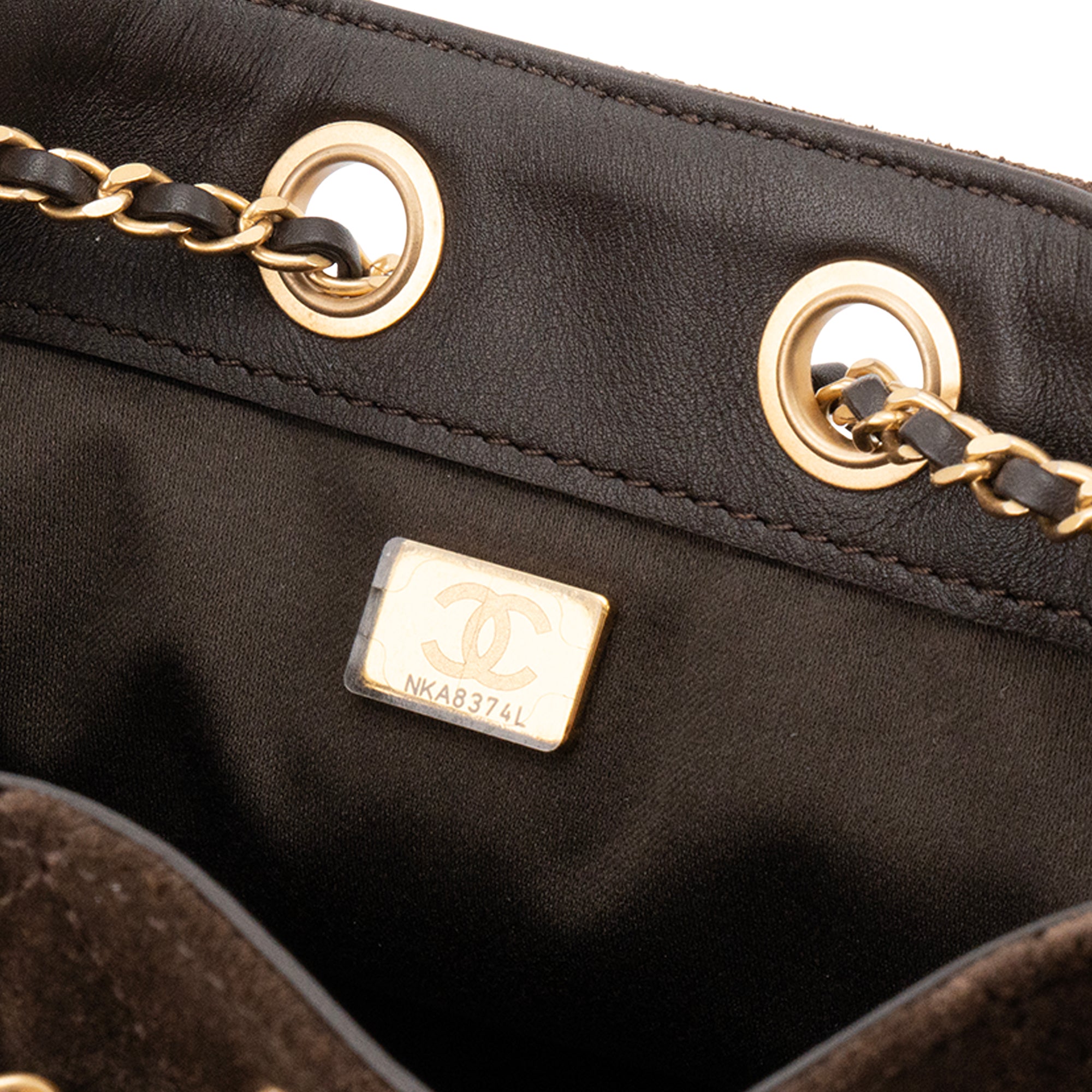 CHANEL - Sac à épaule 25 Chanel en daim marron