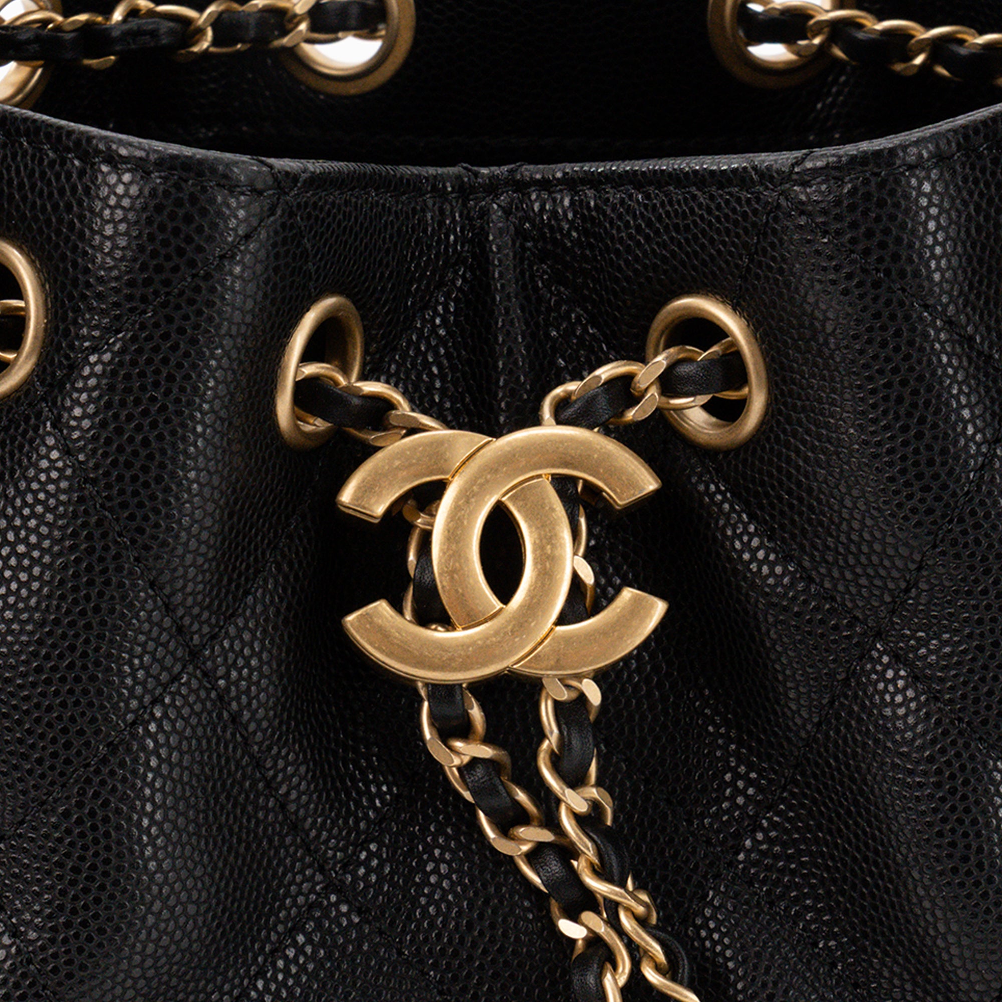 CHANEL - Sac à épaule 25 mini Chanel en cuir caviar noir