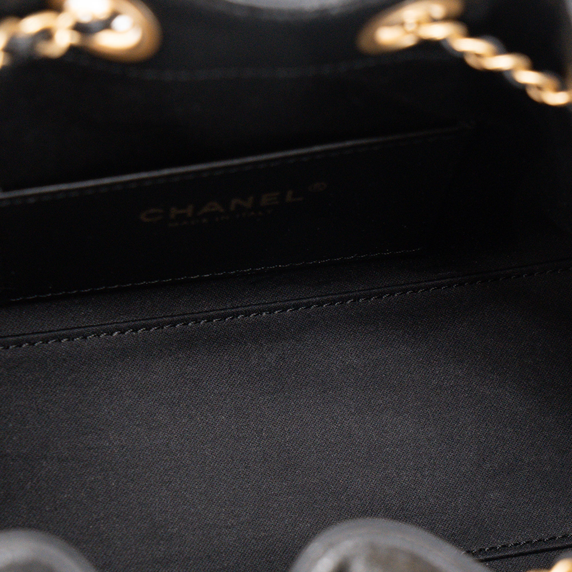 CHANEL - Sac à épaule 25 mini Chanel en cuir caviar noir