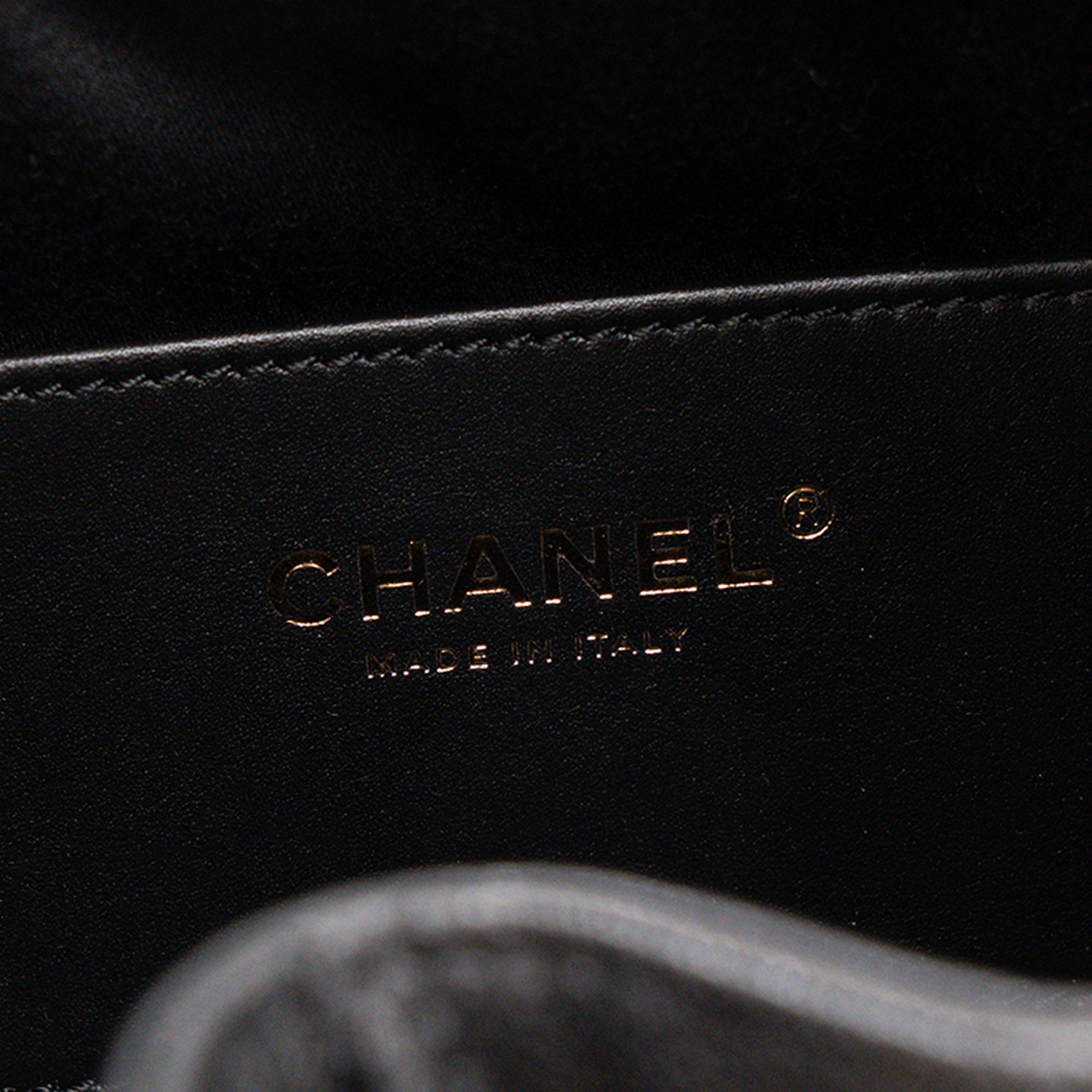 CHANEL - Sac à épaule 25 mini Chanel en cuir caviar noir
