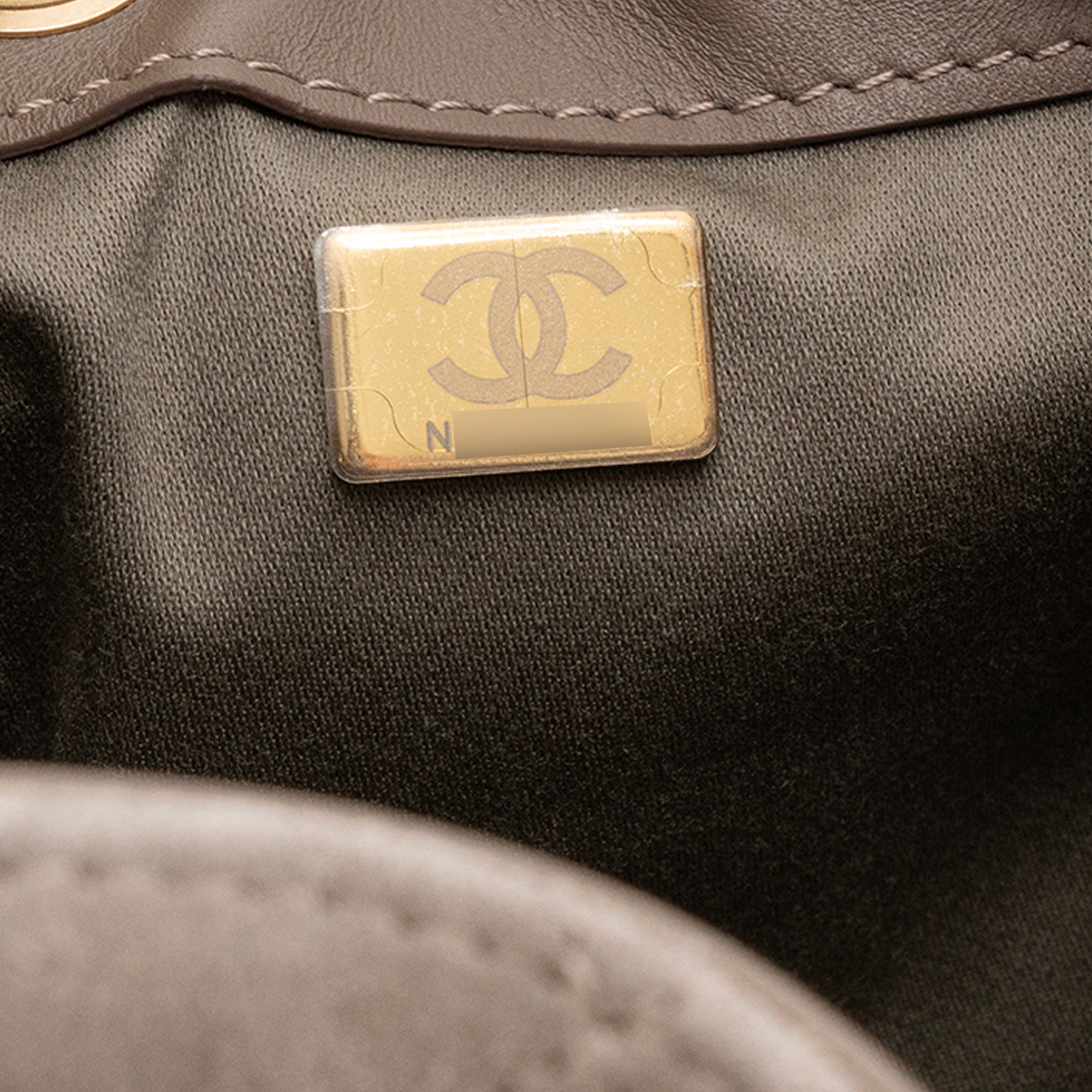 CHANEL - Sac à épaule Chanel 25 mini en daim gris