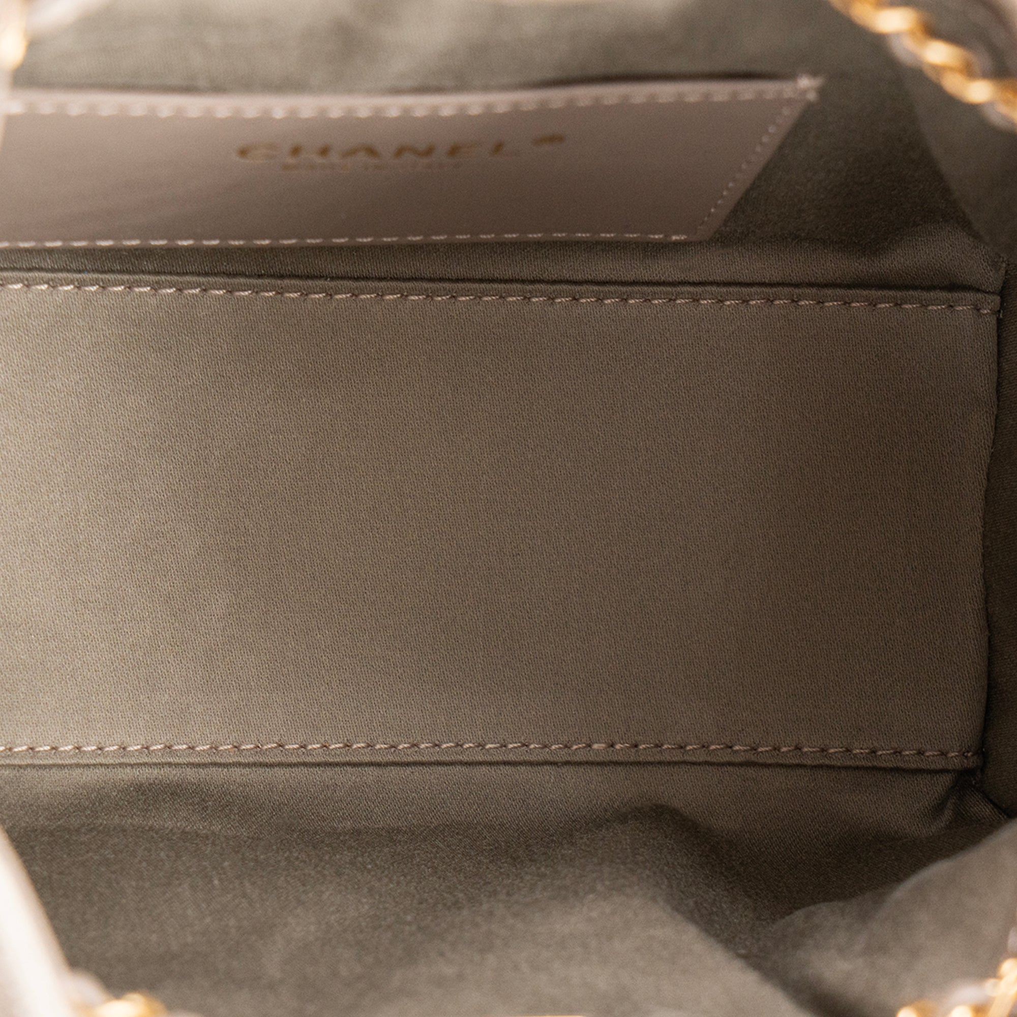 CHANEL - Sac à épaule Chanel 25 mini en daim gris