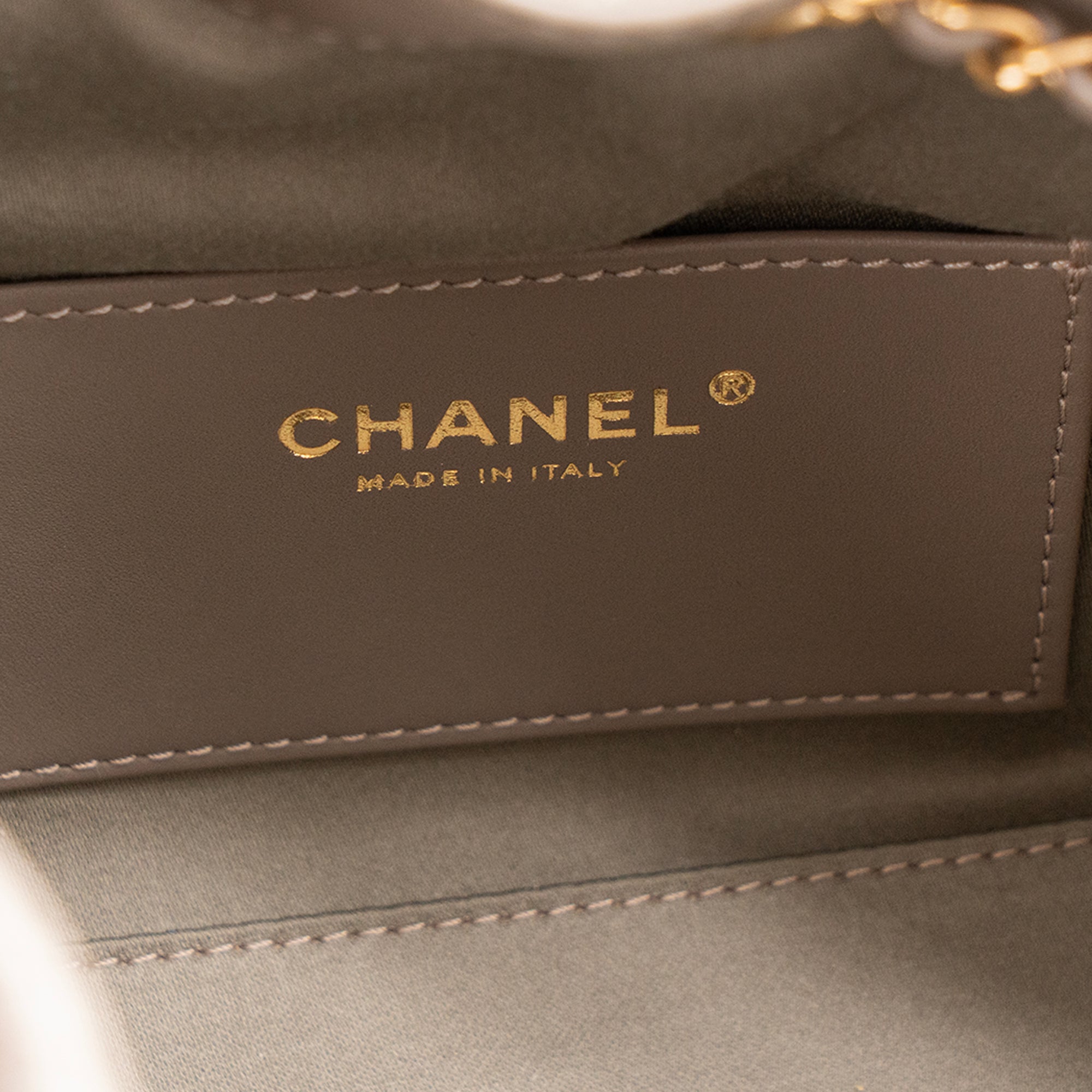 CHANEL - Sac à épaule Chanel 25 mini en daim gris