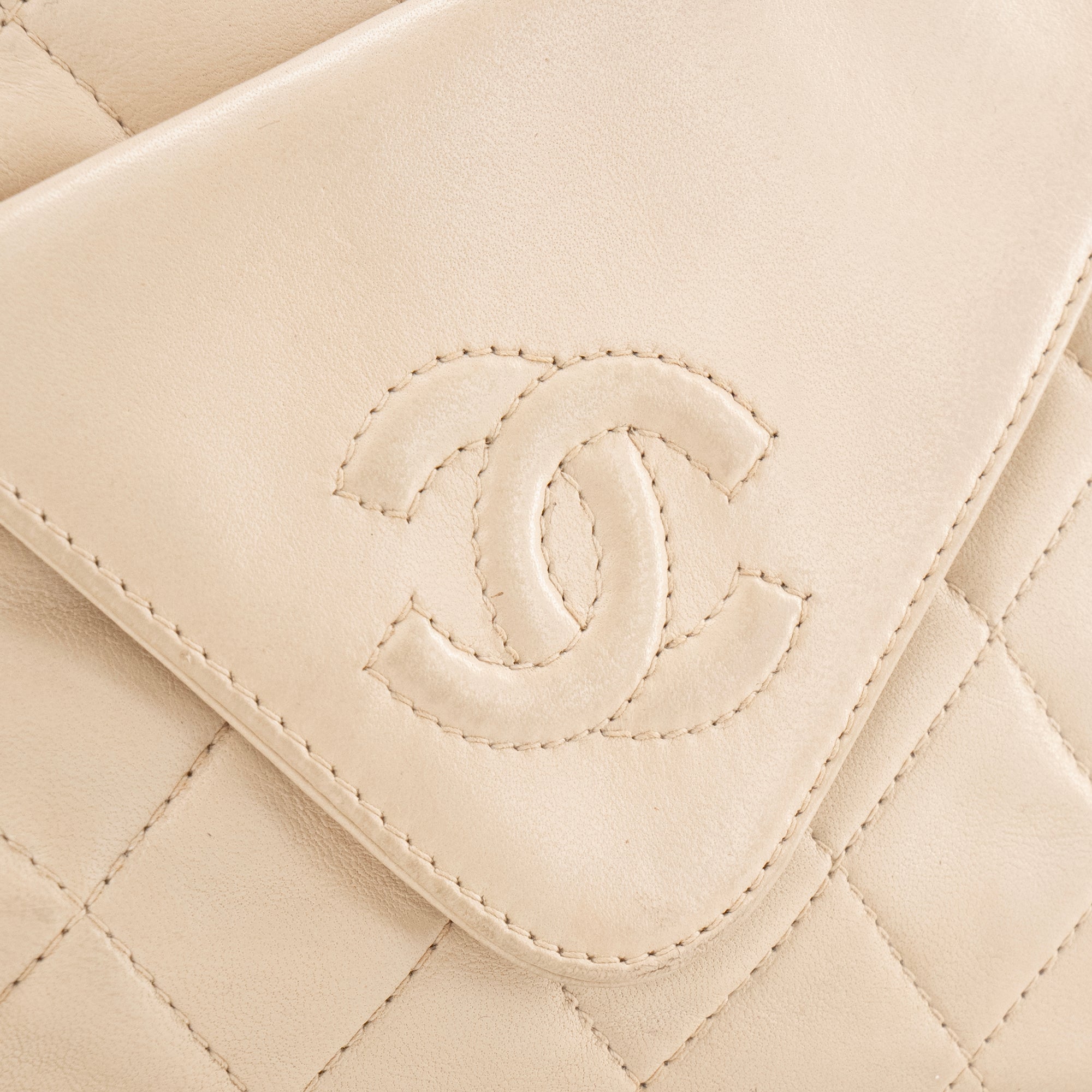 CHANEL - Sac à épaule Camera Chanel en cuir beige vintage