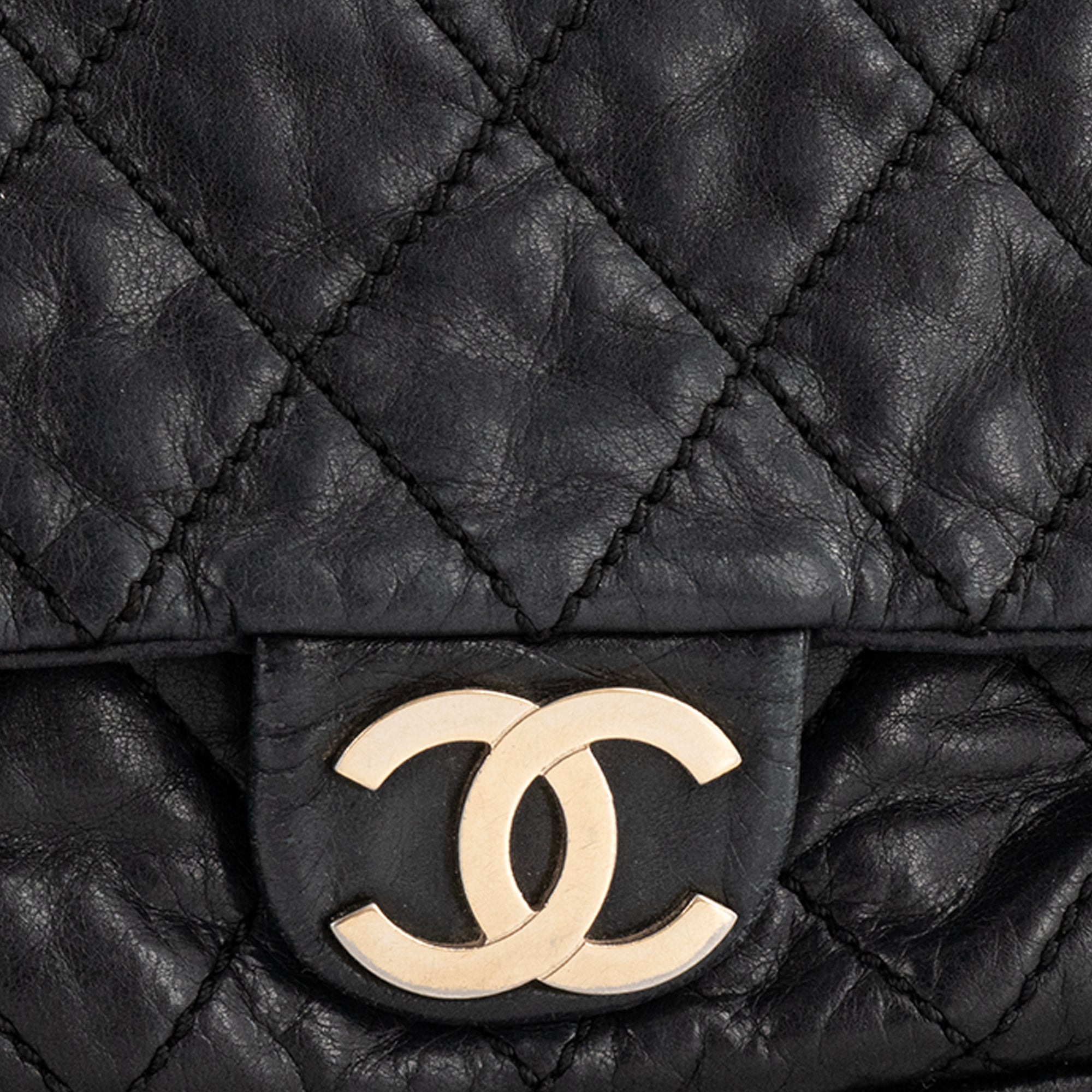 CHANEL - Sac à épaule CC Chanel en cuir lisse noir vintage