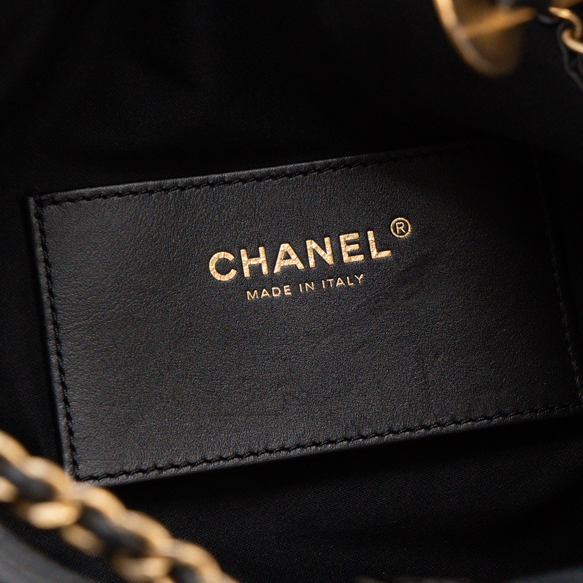 CHANEL - Sac à épaule Chanel 25 medium en cuir caviar noir