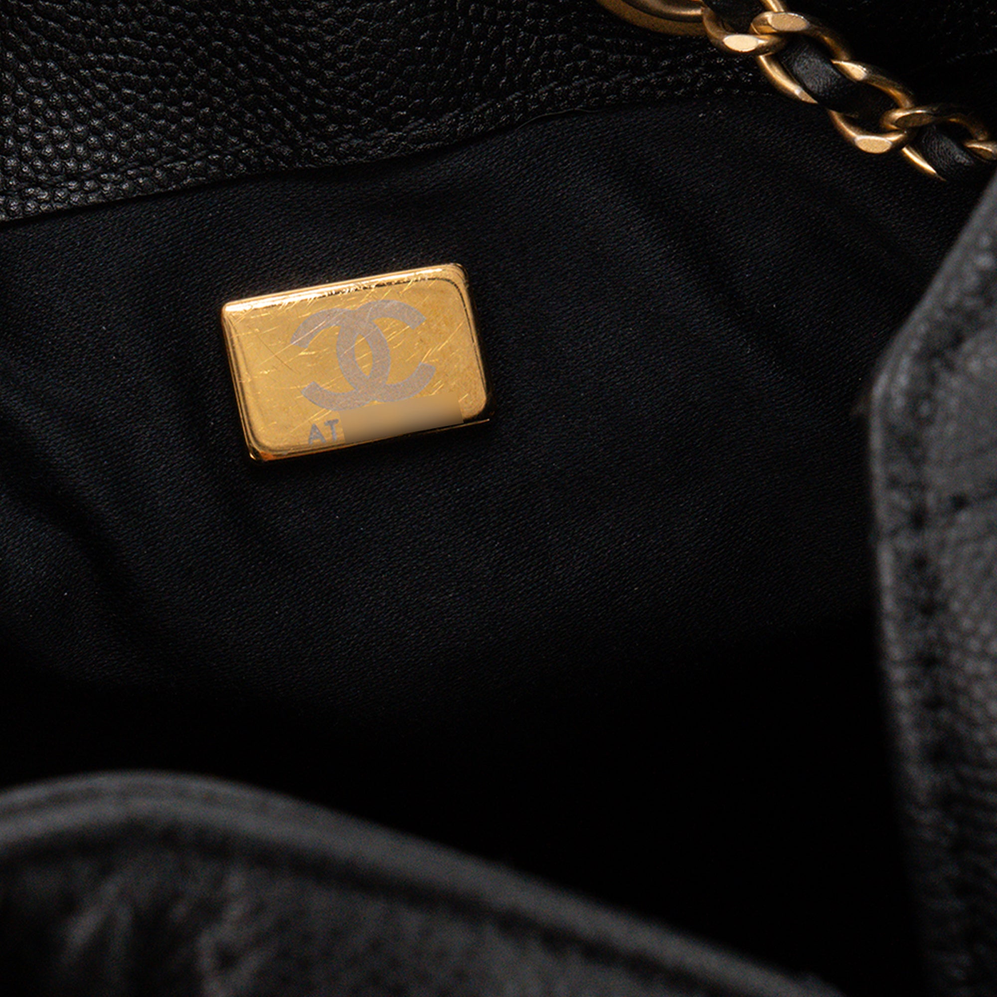 CHANEL - Sac à épaule Chanel 25 medium en cuir caviar noir
