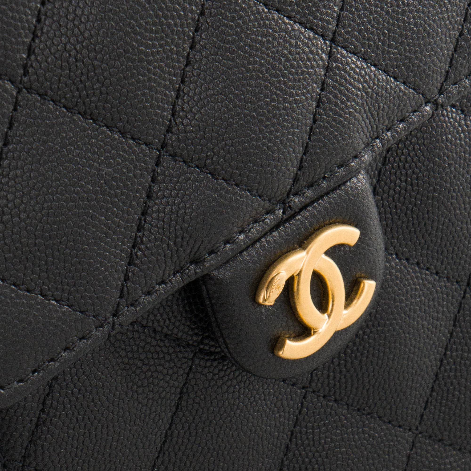 CHANEL - Sac à épaule Chanel 25 medium en cuir grainé noir