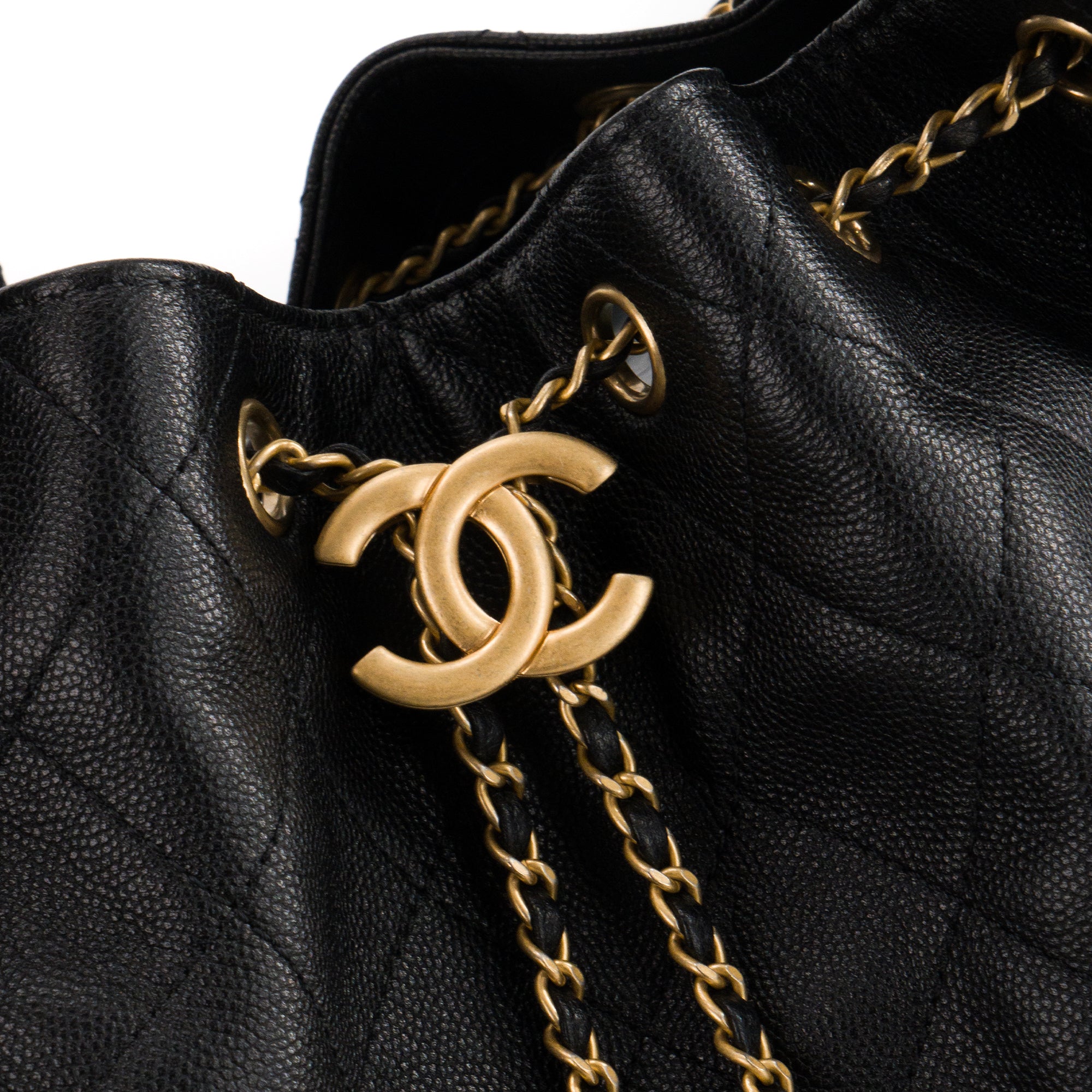 CHANEL - Sac à épaule Chanel 25 medium en cuir grainé noir