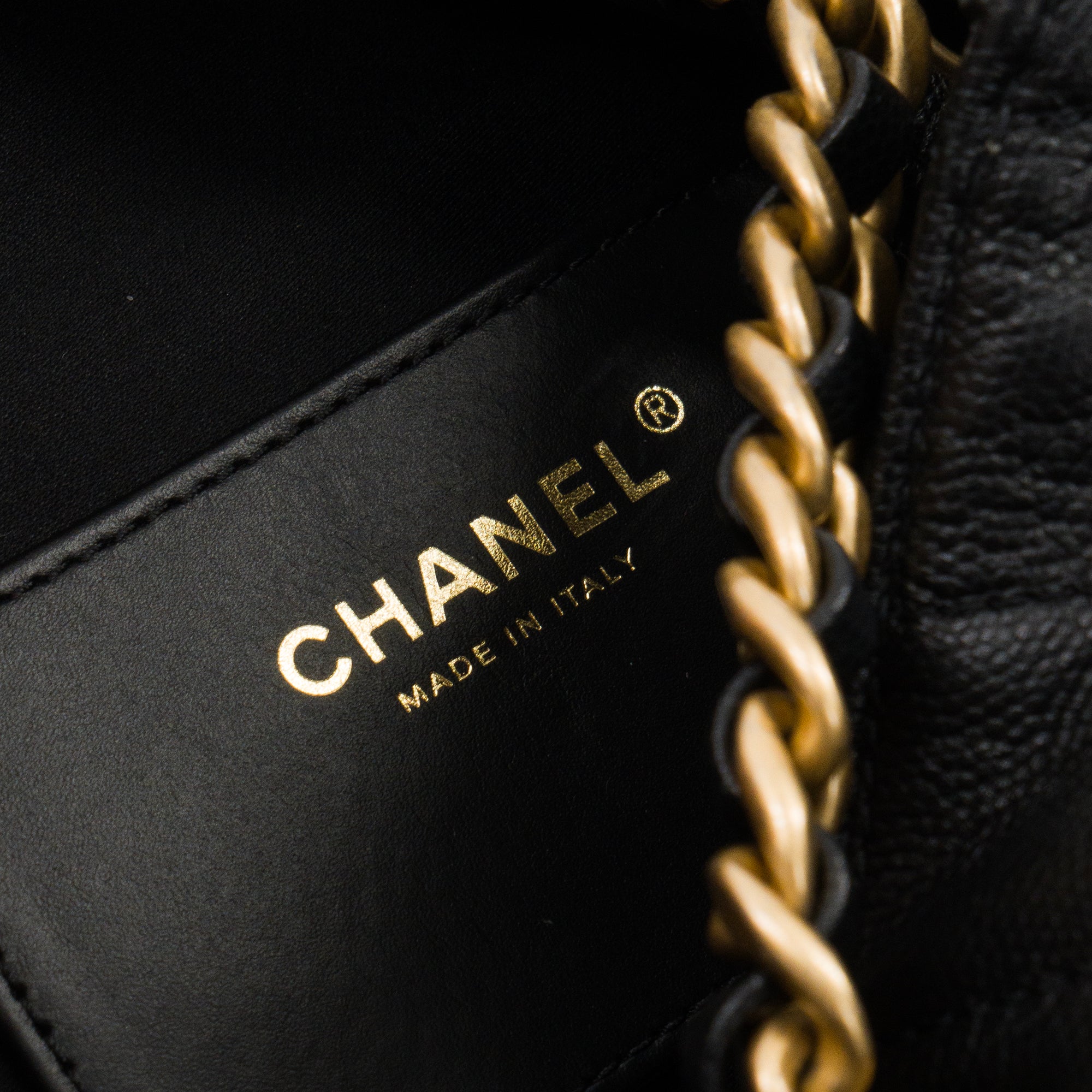 CHANEL - Sac à épaule Chanel 25 medium en cuir grainé noir