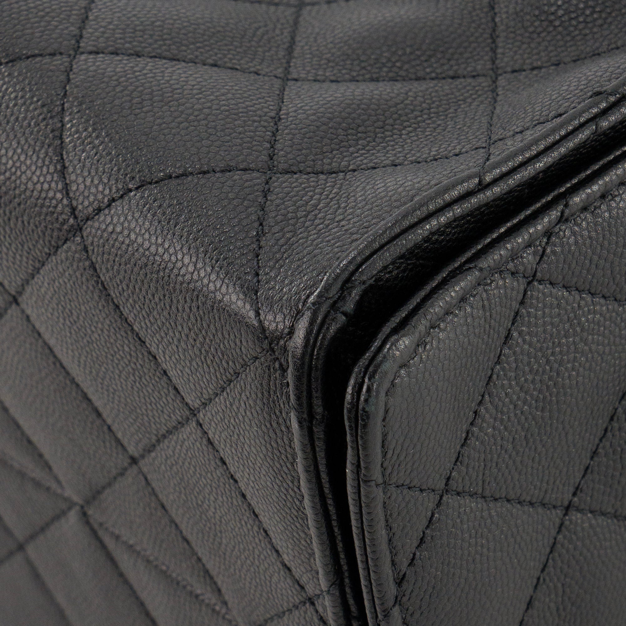 CHANEL - Sac à épaule Chanel 25 medium en cuir grainé noir