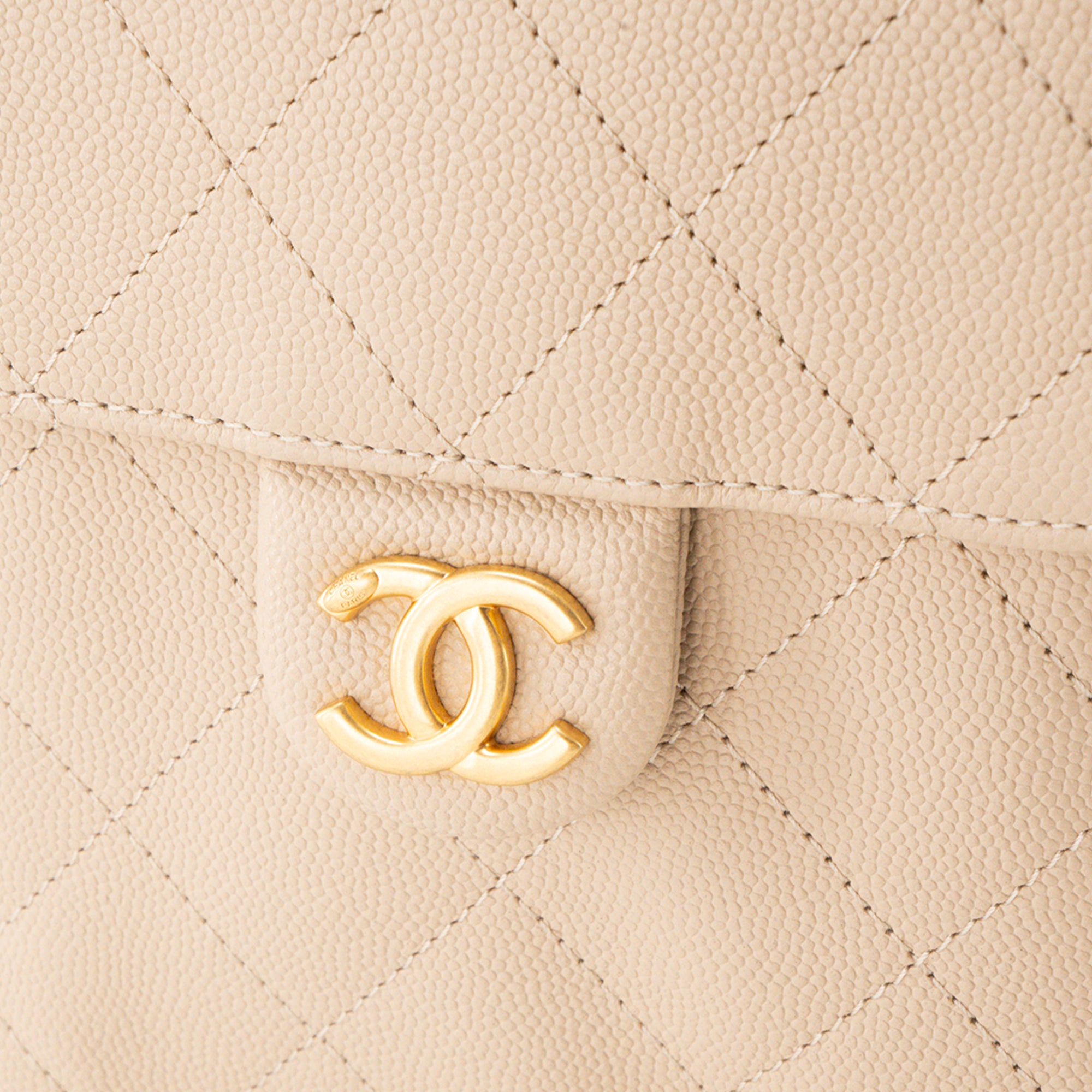 CHANEL - Sac à épaule Chanel 25 small en cuir caviar beige