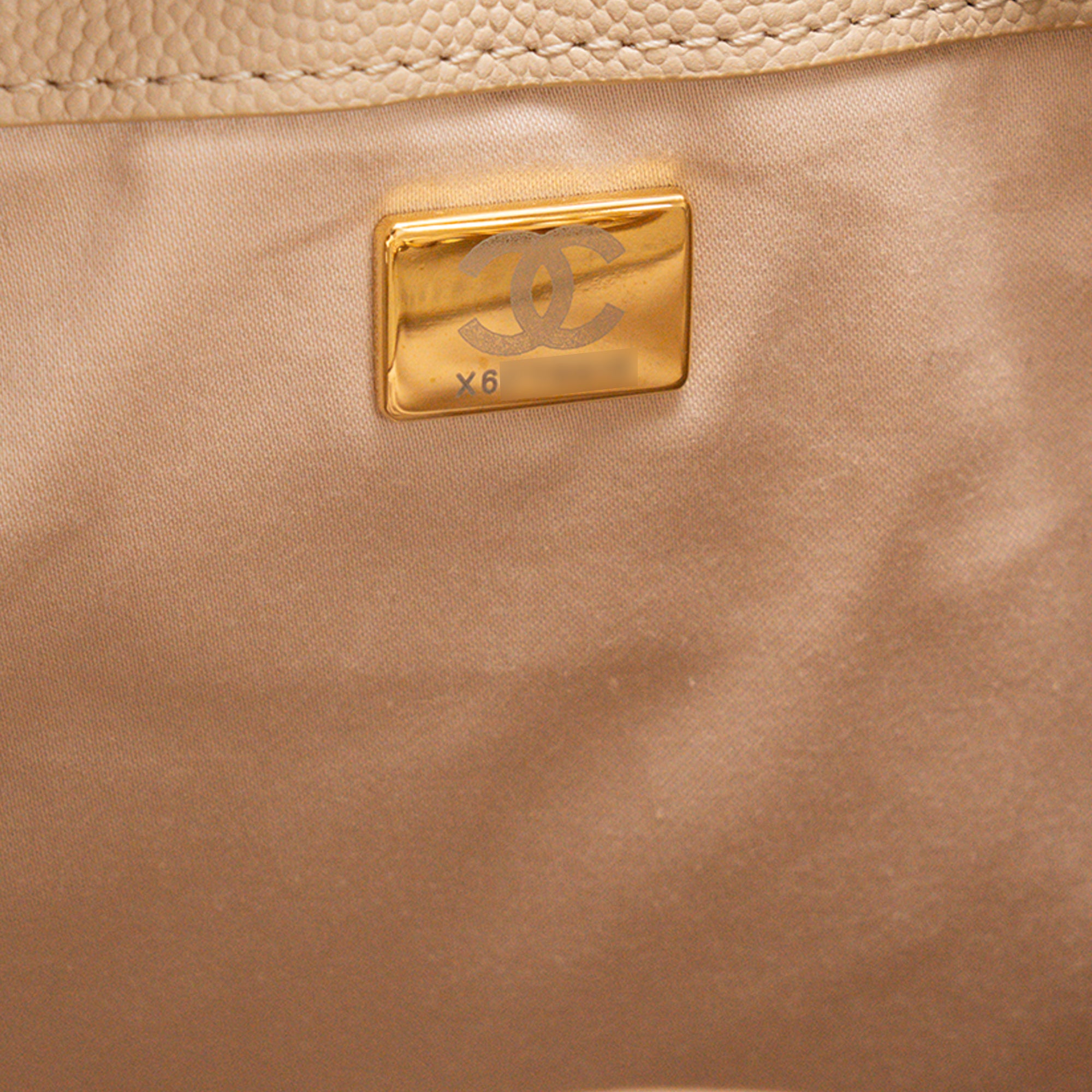 CHANEL - Sac à épaule Chanel 25 small en cuir caviar beige
