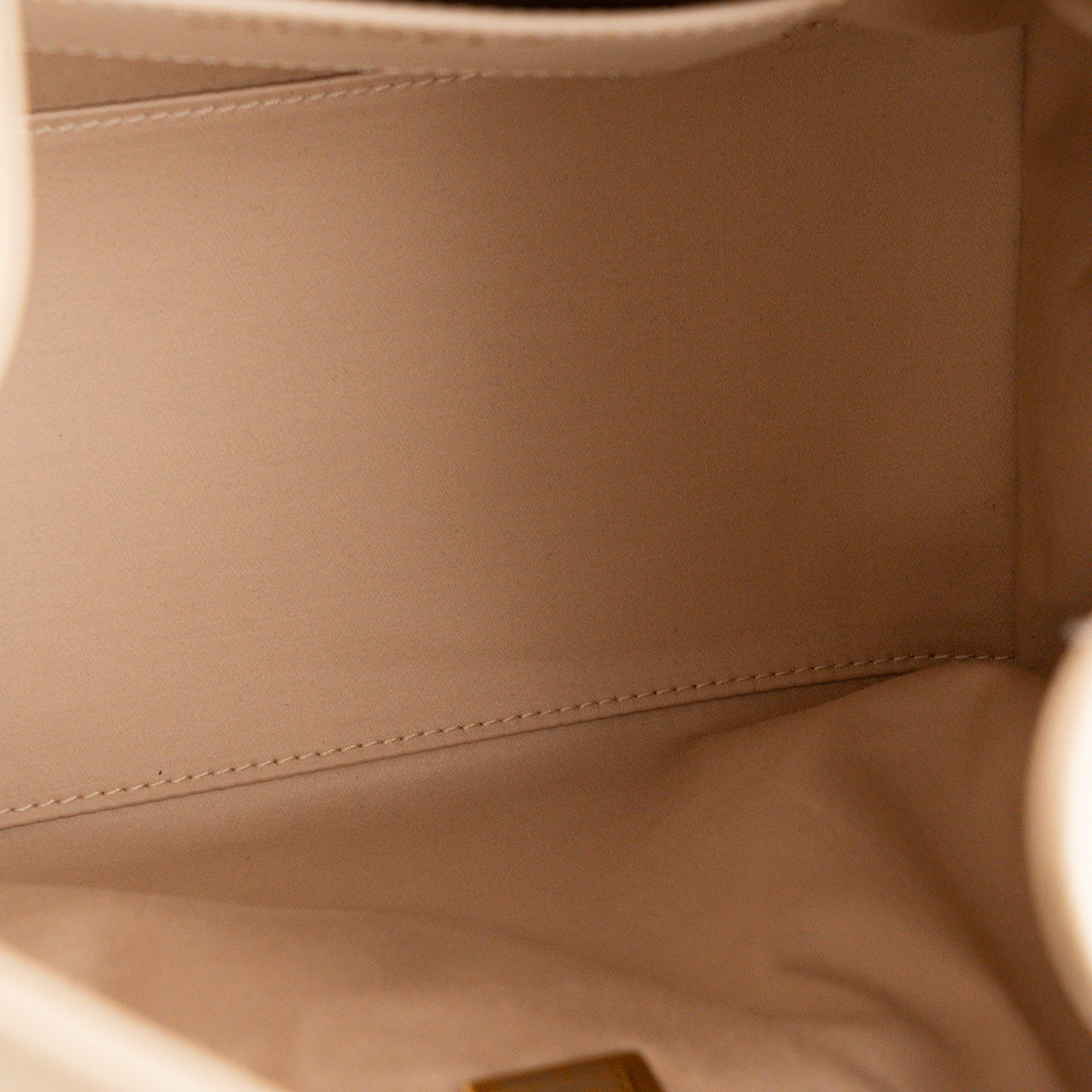 CHANEL - Sac à épaule Chanel 25 small en cuir caviar beige