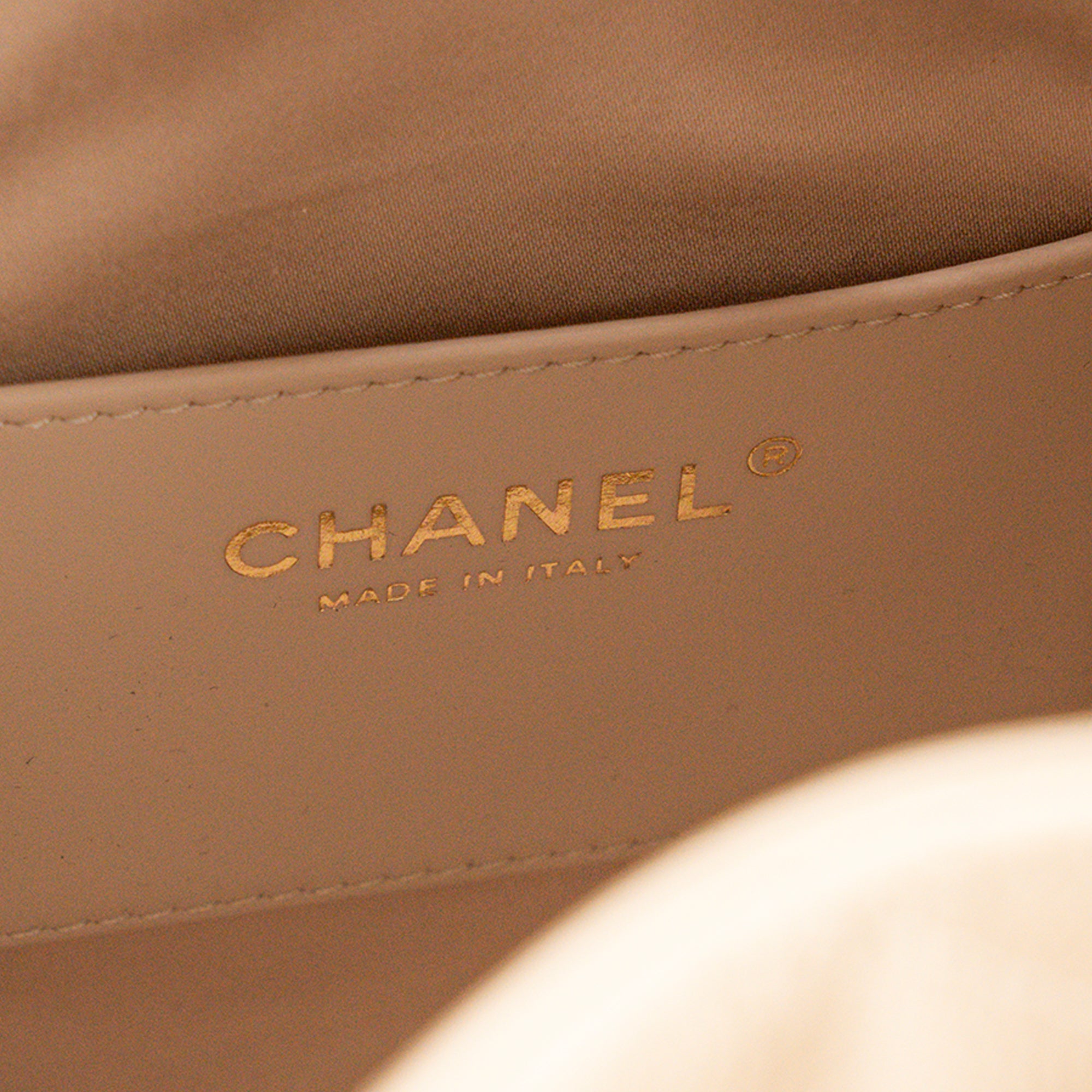 CHANEL - Sac à épaule Chanel 25 small en cuir caviar beige