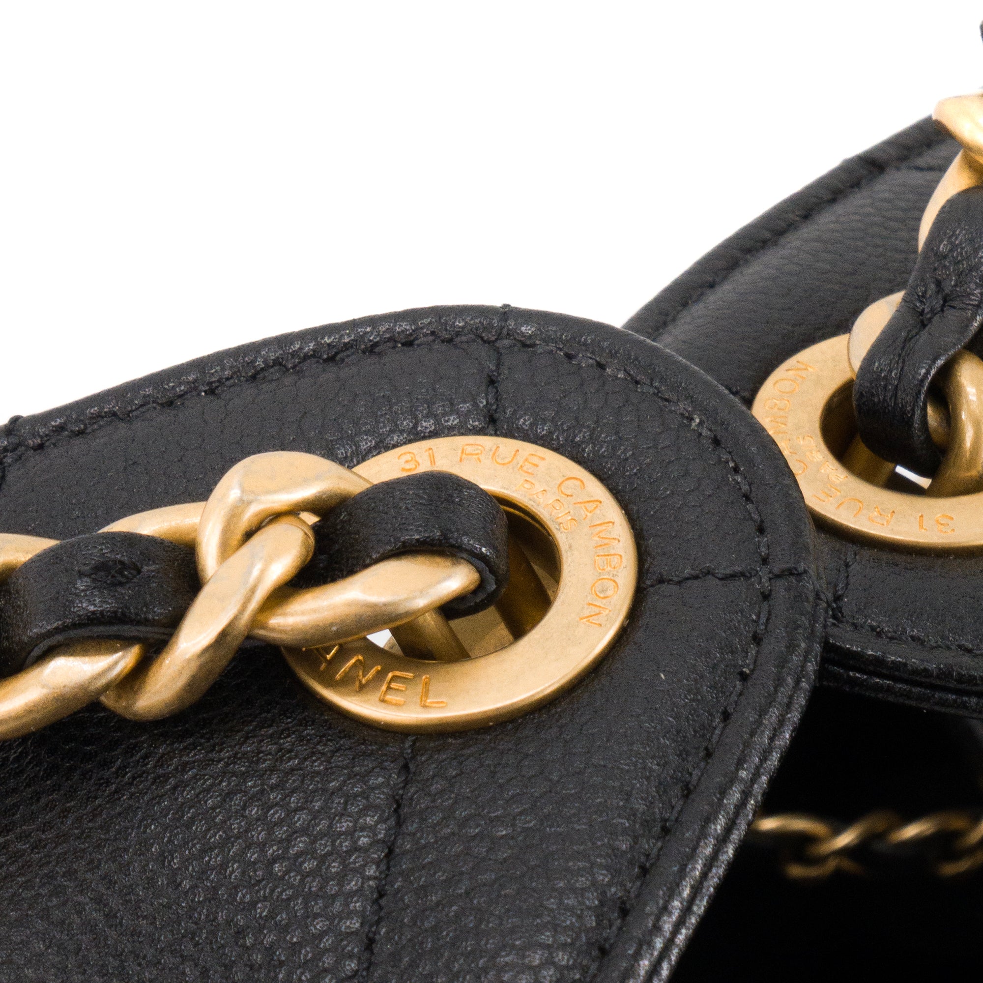 CHANEL - Sac à épaule Chanel 25 small en cuir caviar noir