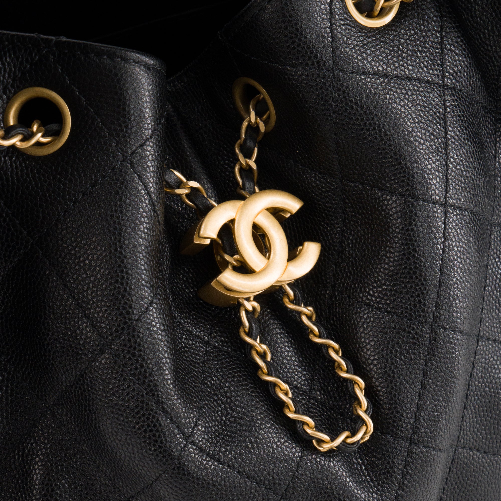 CHANEL - Sac à épaule Chanel 25 small en cuir caviar noir