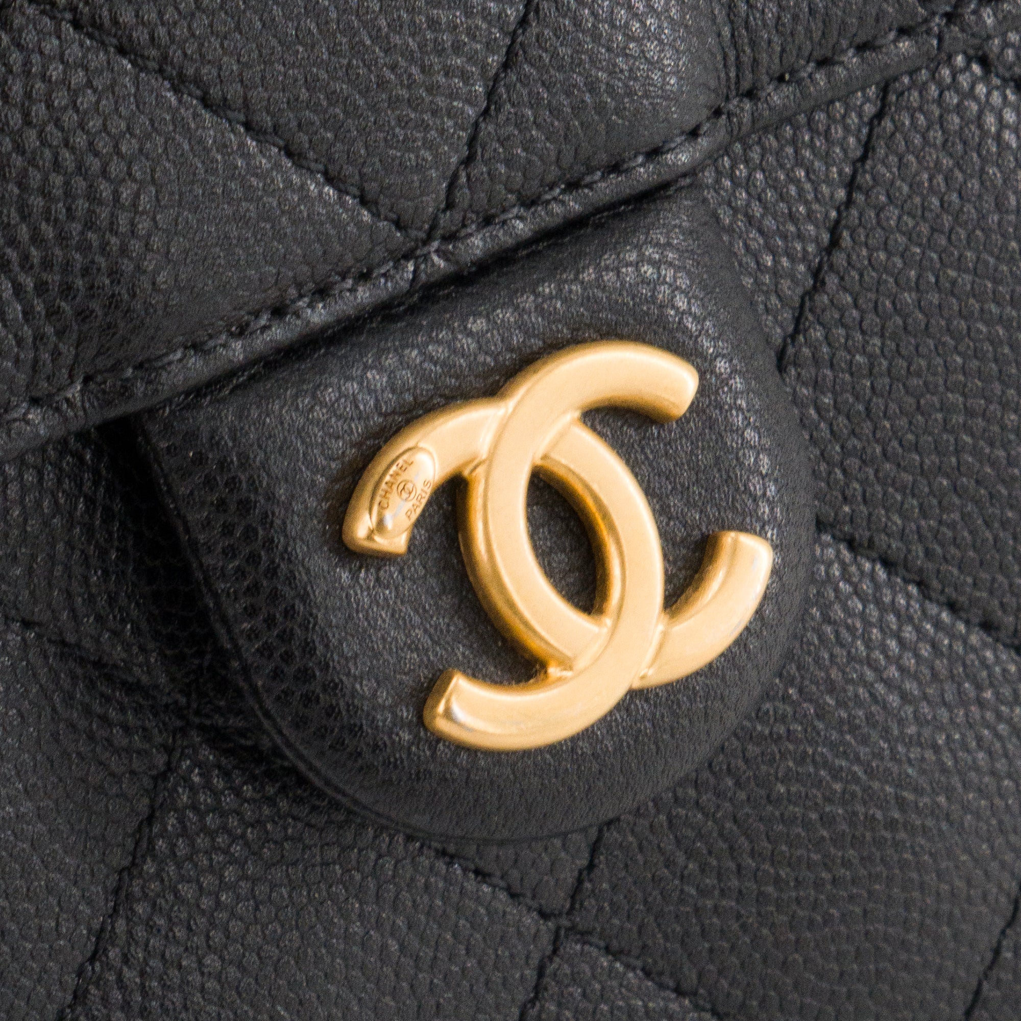CHANEL - Sac à épaule Chanel 25 small en cuir caviar noir