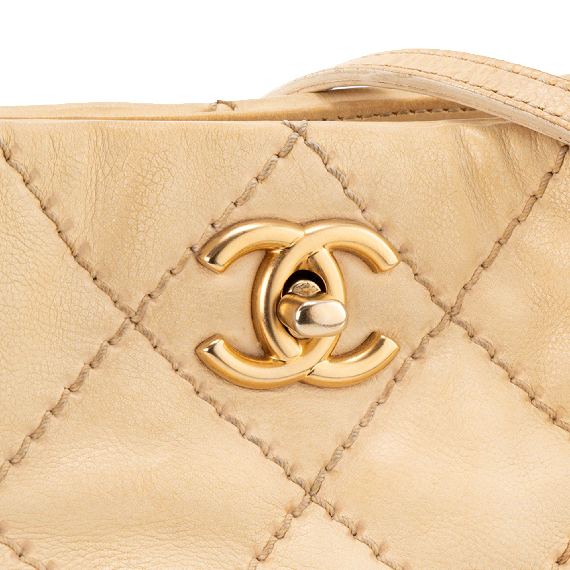 CHANEL - Sac à épaule Chanel en cuir beige vintage