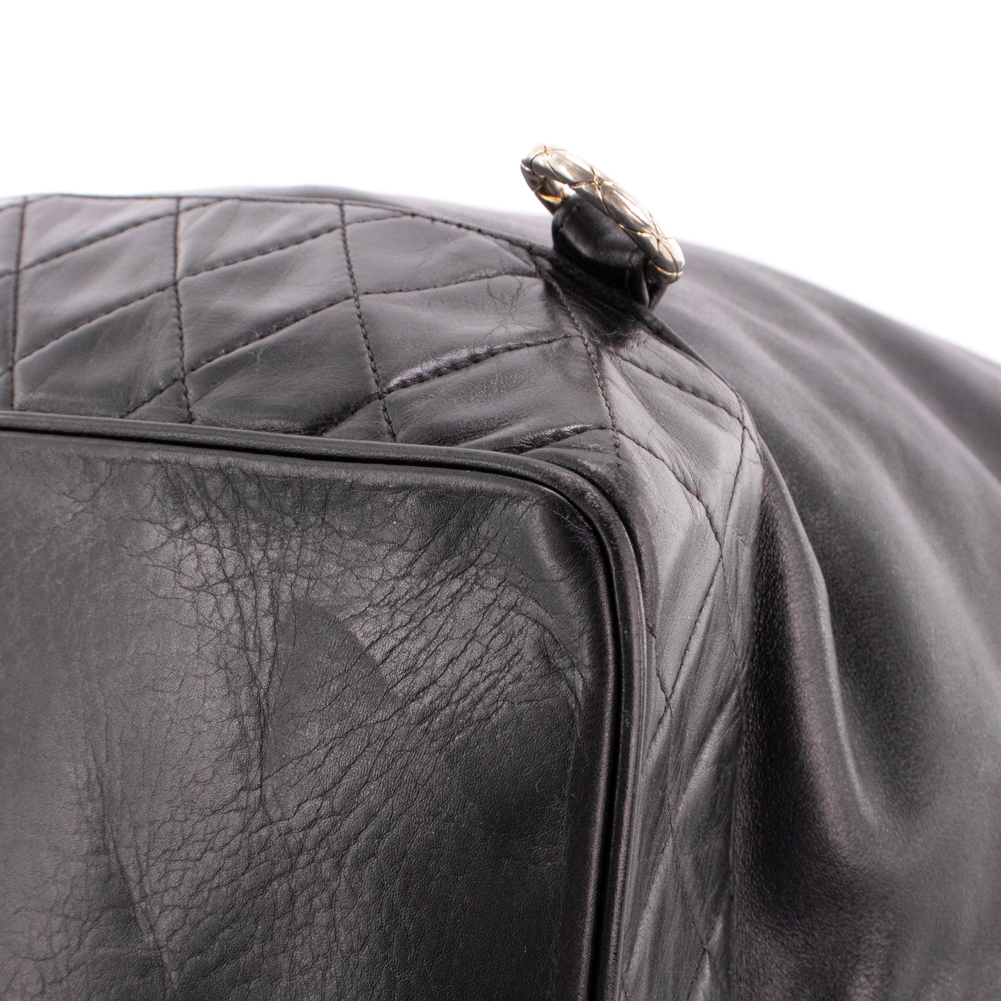 CHANEL - Sac à épaule Chanel en cuir d'agneau noir vintage