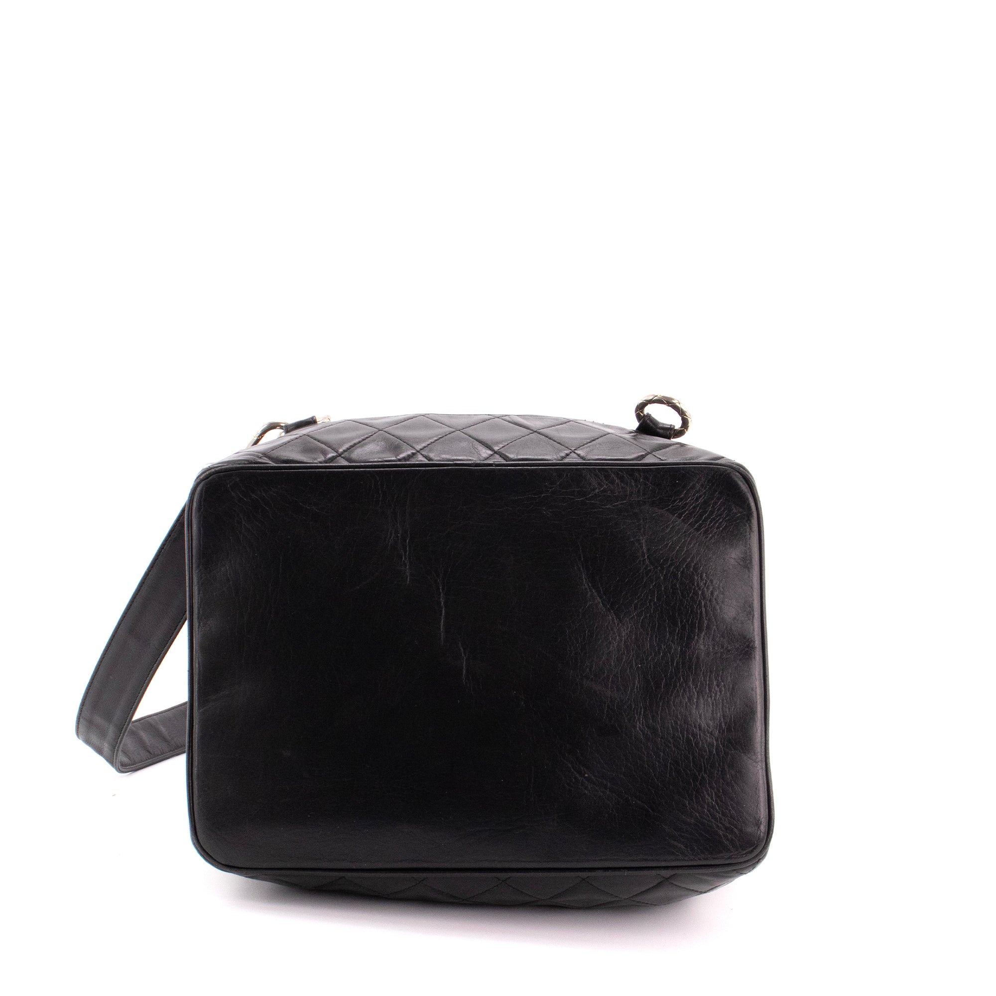 CHANEL - Sac à épaule Chanel en cuir d'agneau noir vintage