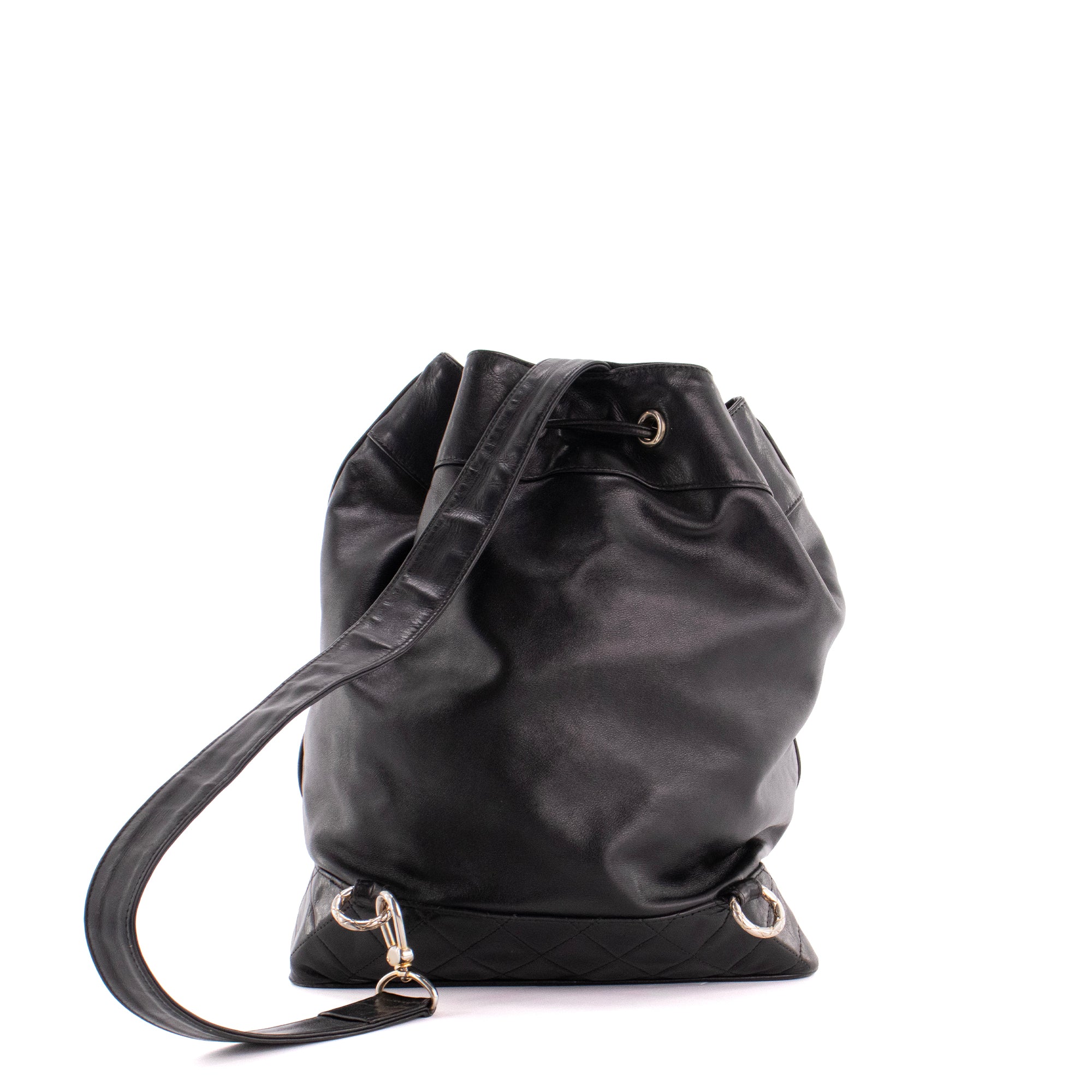 CHANEL - Sac à épaule Chanel en cuir d'agneau noir vintage