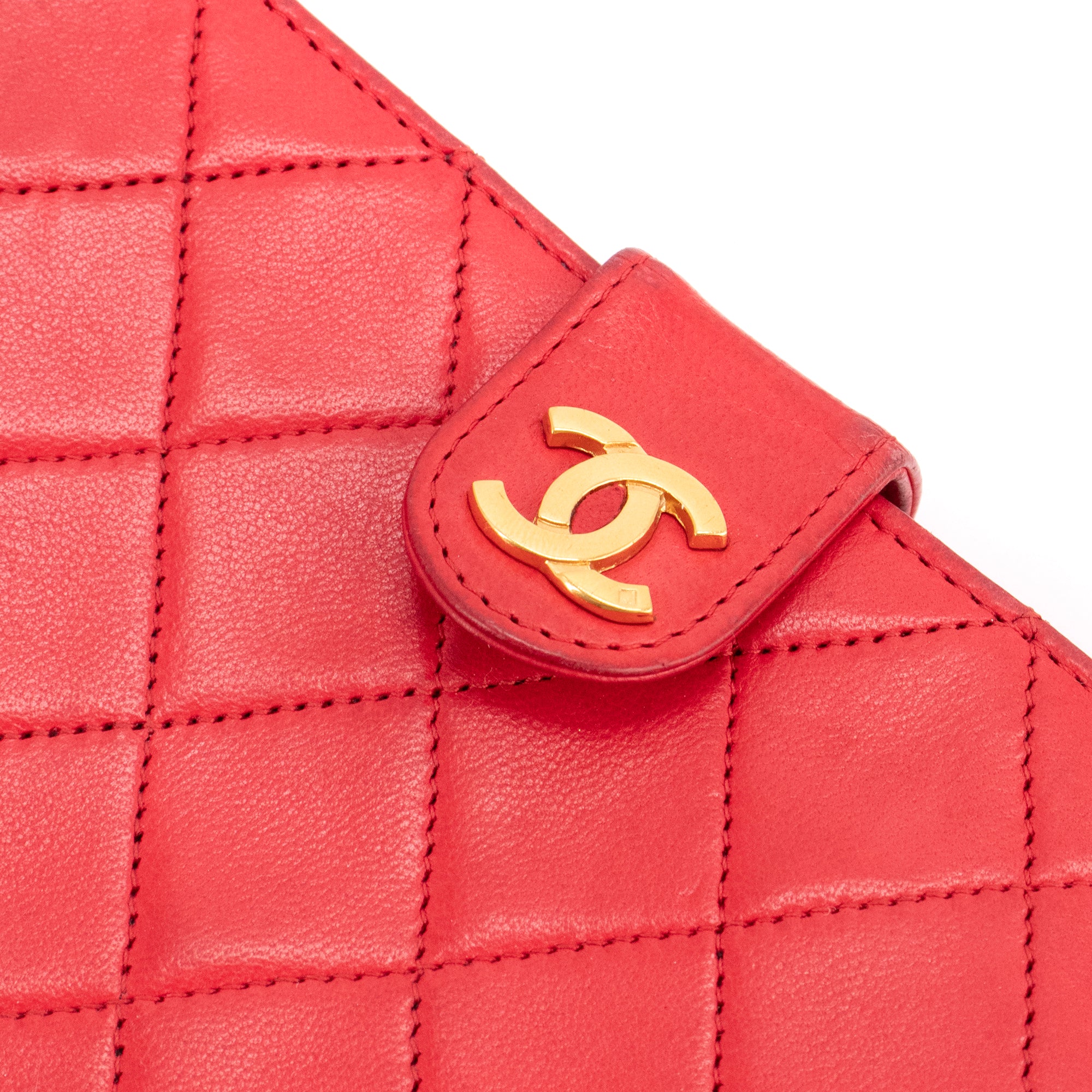 CHANEL - Sac à épaule Chanel en cuir d'agneau rouge vintage