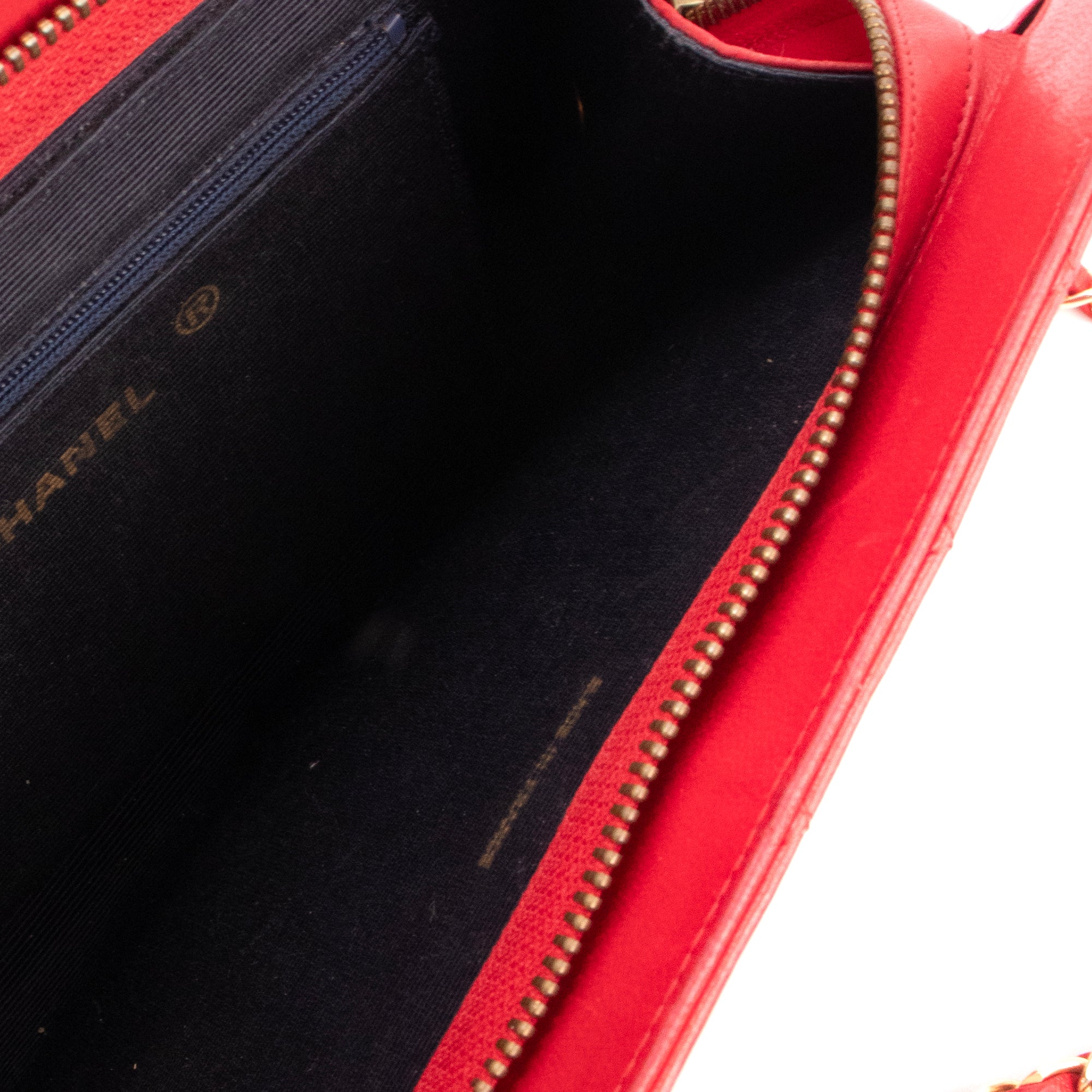 CHANEL - Sac à épaule Chanel en cuir d'agneau rouge vintage