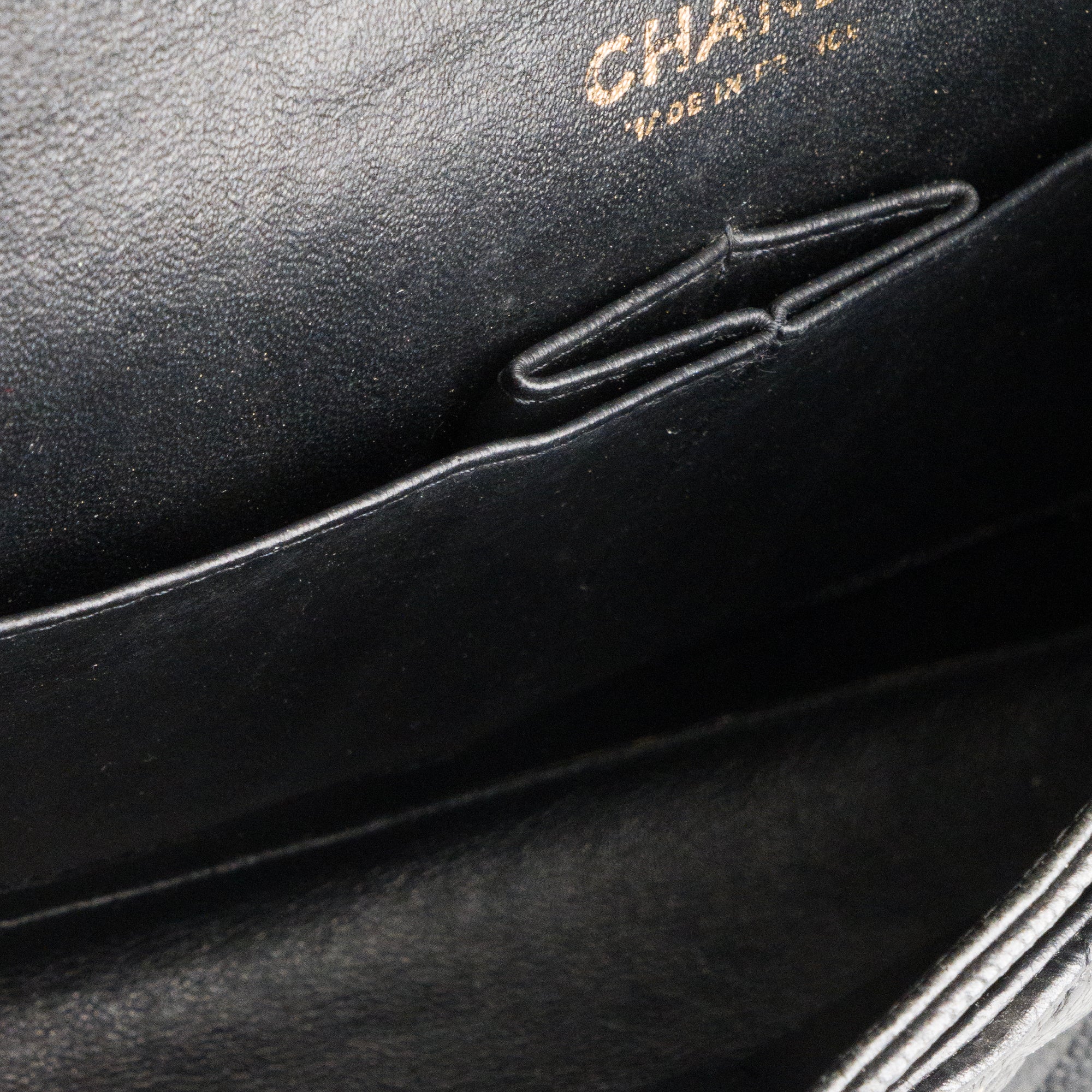 CHANEL - Sac à épaule Classique/Timeless 11.12 Chanel en cuir caviar noir