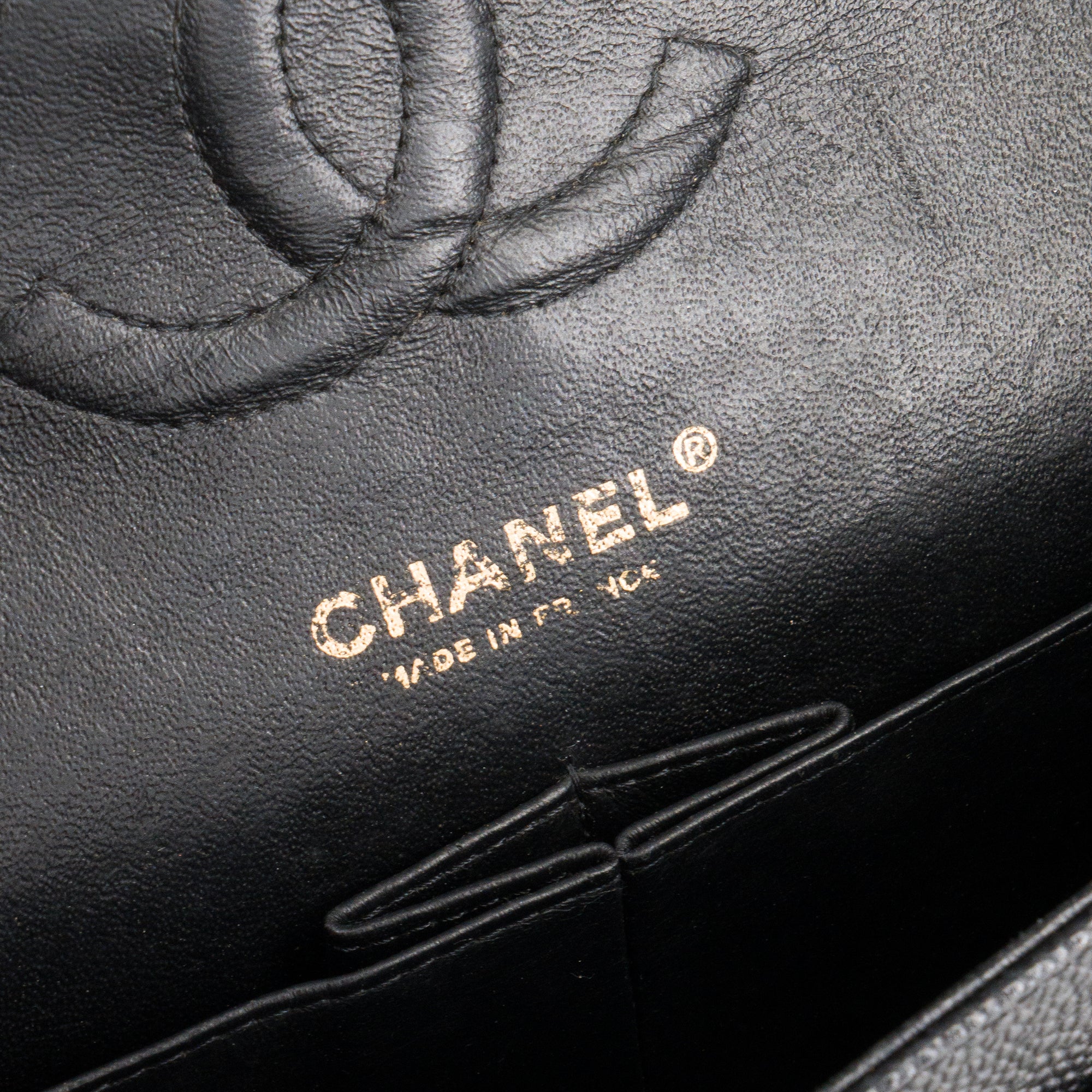 CHANEL - Sac à épaule Classique/Timeless 11.12 Chanel en cuir caviar noir