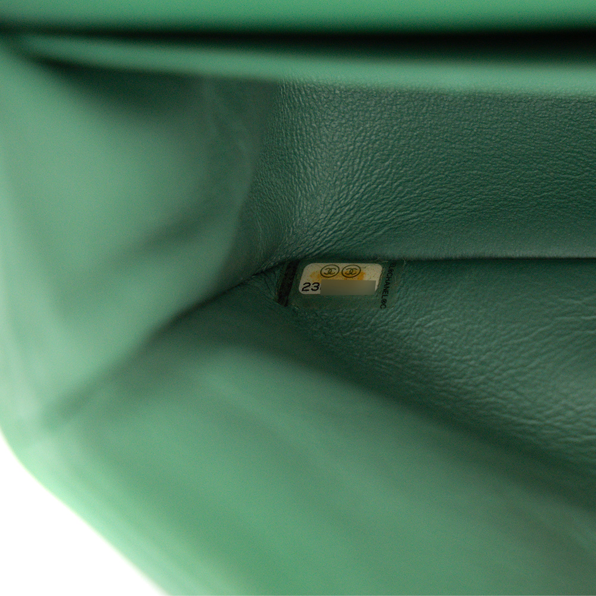 CHANEL - Sac à épaule Classique/Timeless 11.12 Chanel en cuir chevron vert