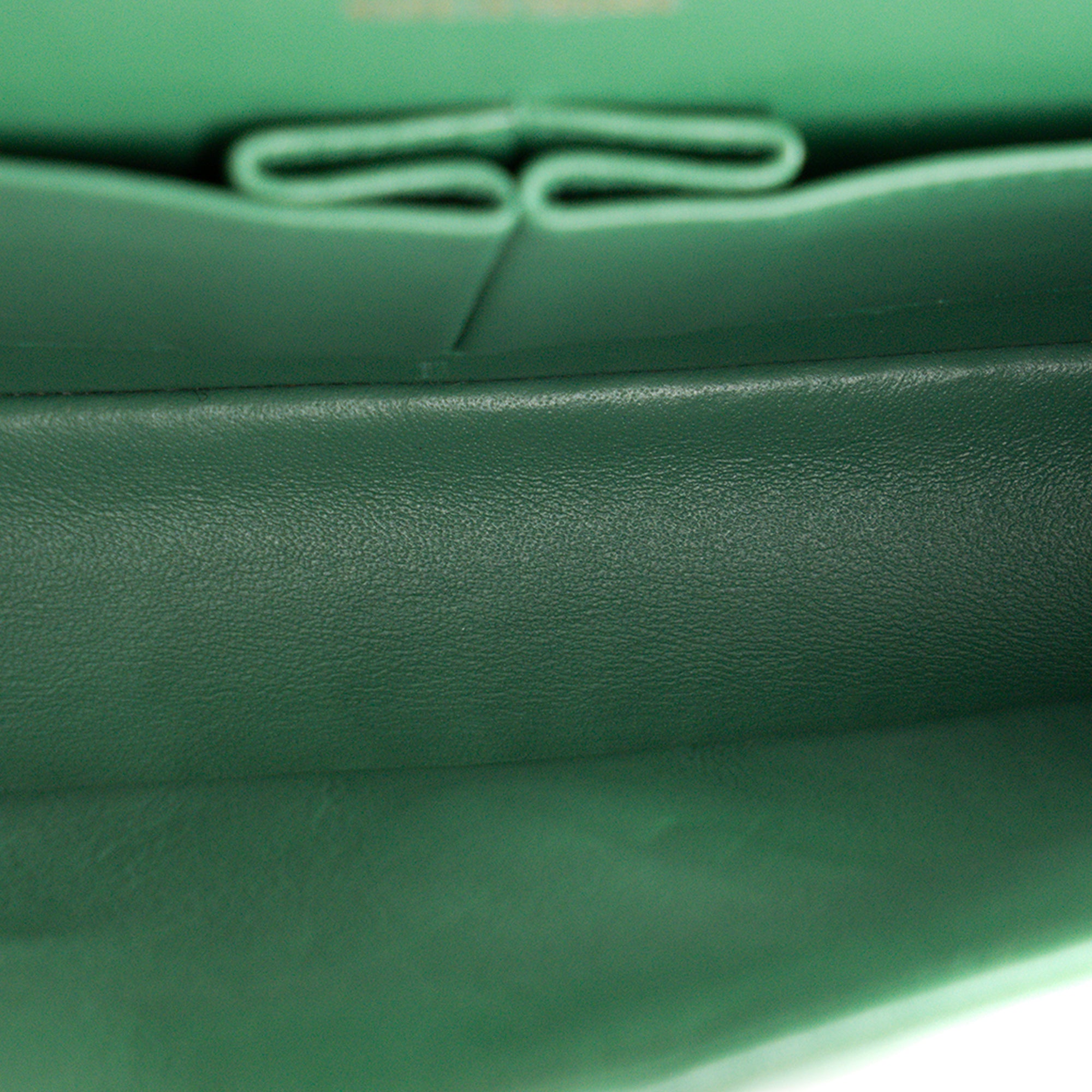 CHANEL - Sac à épaule Classique/Timeless 11.12 Chanel en cuir chevron vert