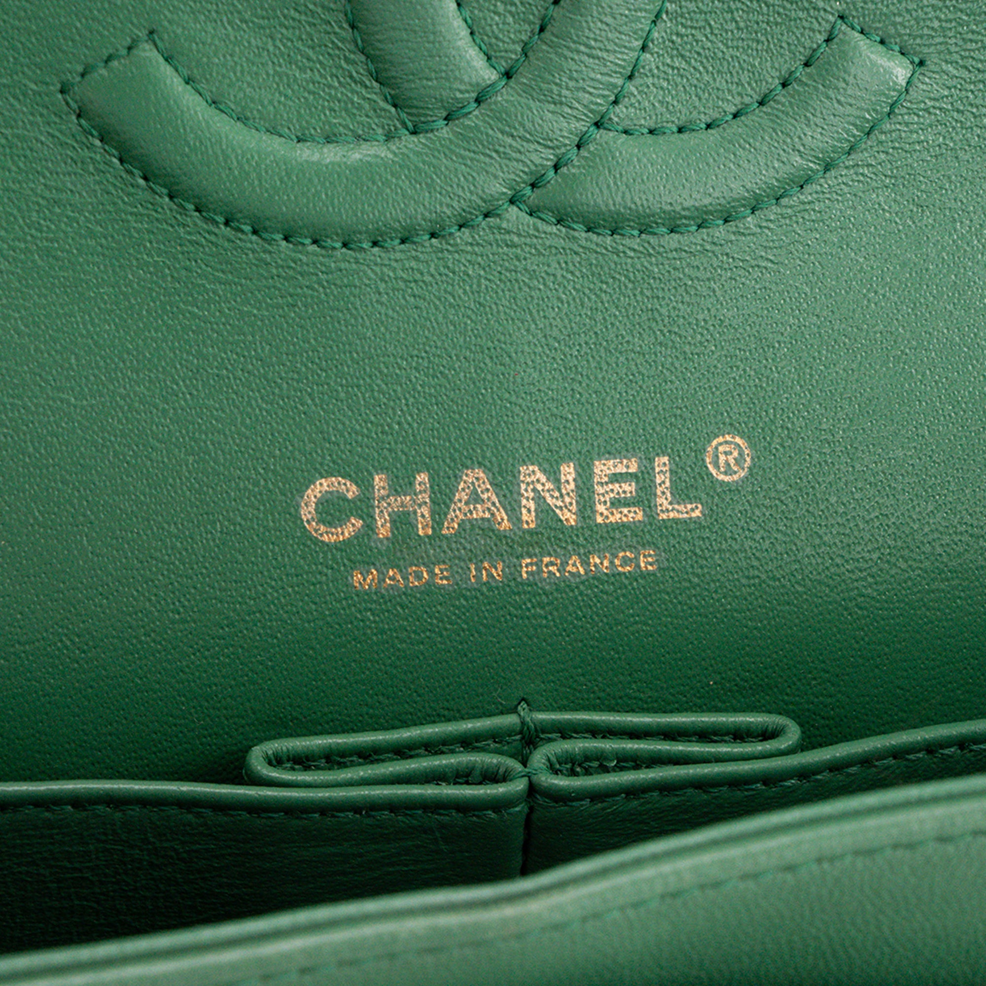 CHANEL - Sac à épaule Classique/Timeless 11.12 Chanel en cuir chevron vert