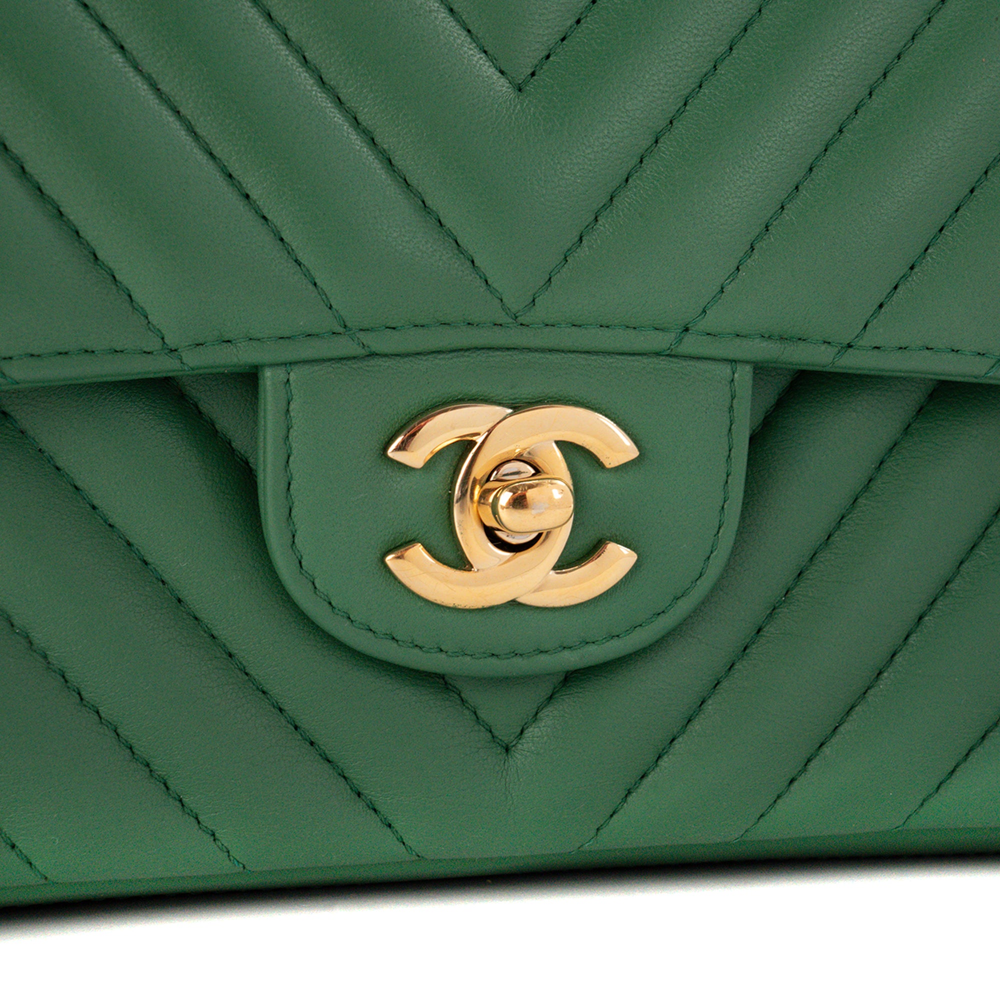CHANEL - Sac à épaule Classique/Timeless 11.12 Chanel en cuir chevron vert