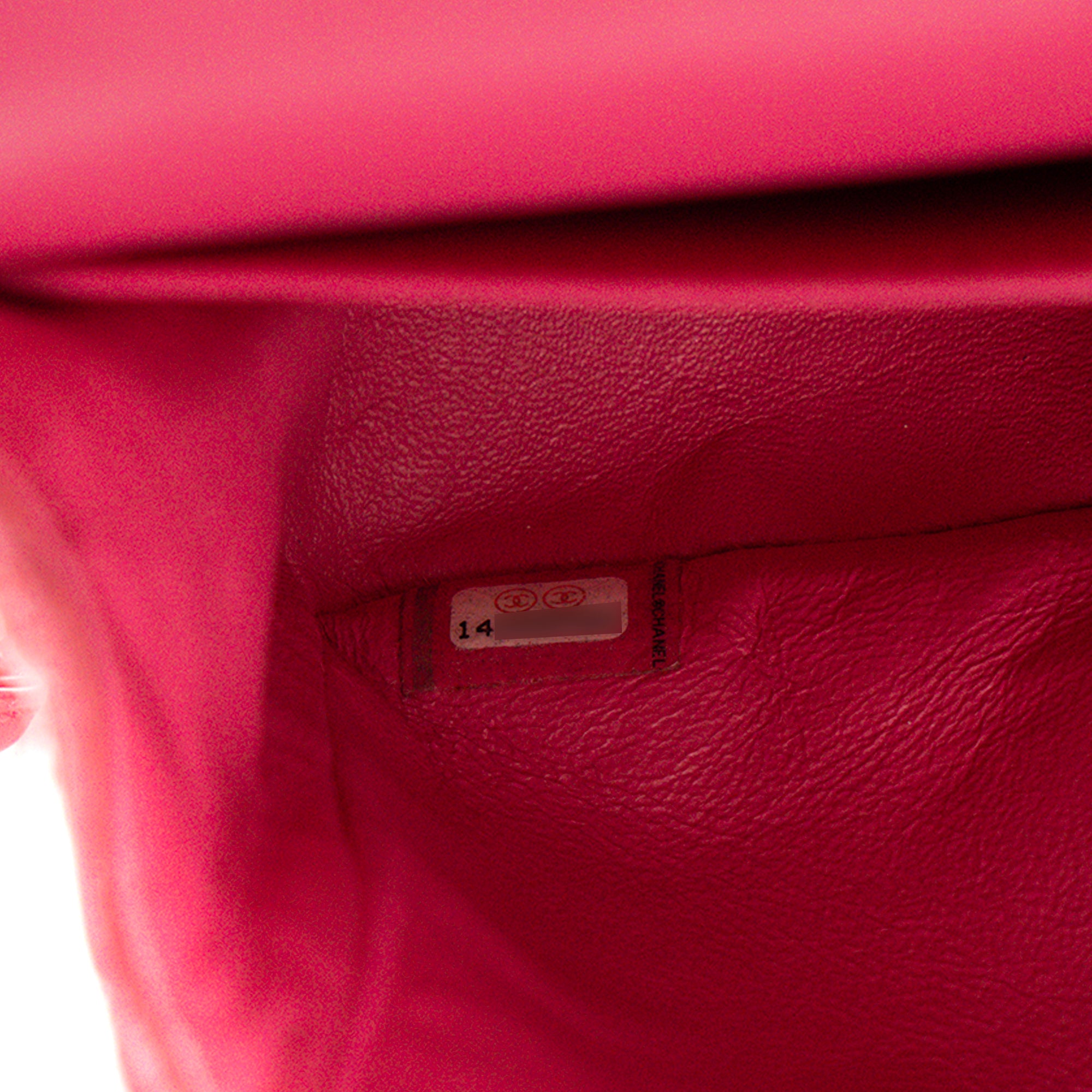 CHANEL - Sac à épaule Classique/Timeless 11.12 Chanel en cuir verni rose irisé