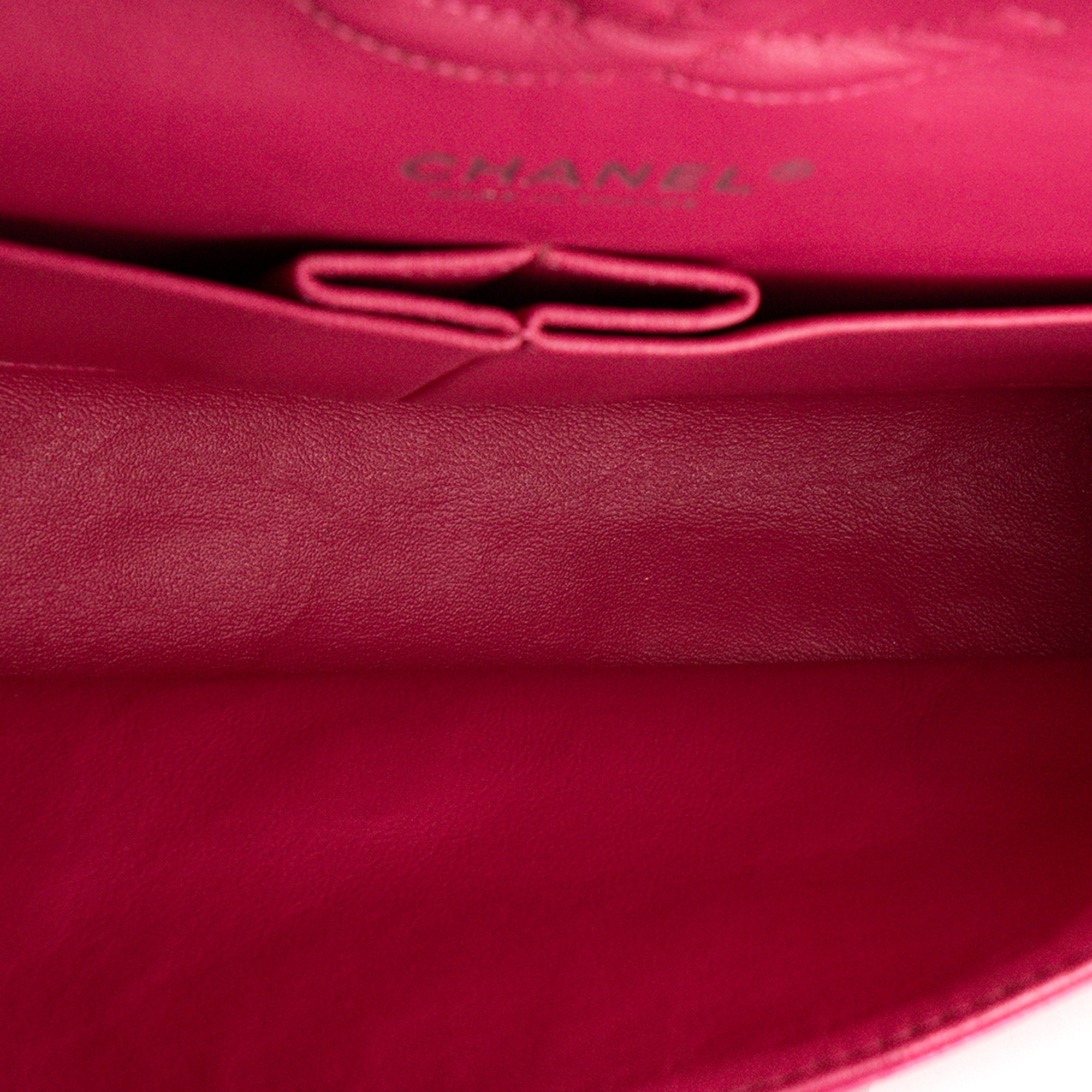CHANEL - Sac à épaule Classique/Timeless 11.12 Chanel en cuir verni rose irisé