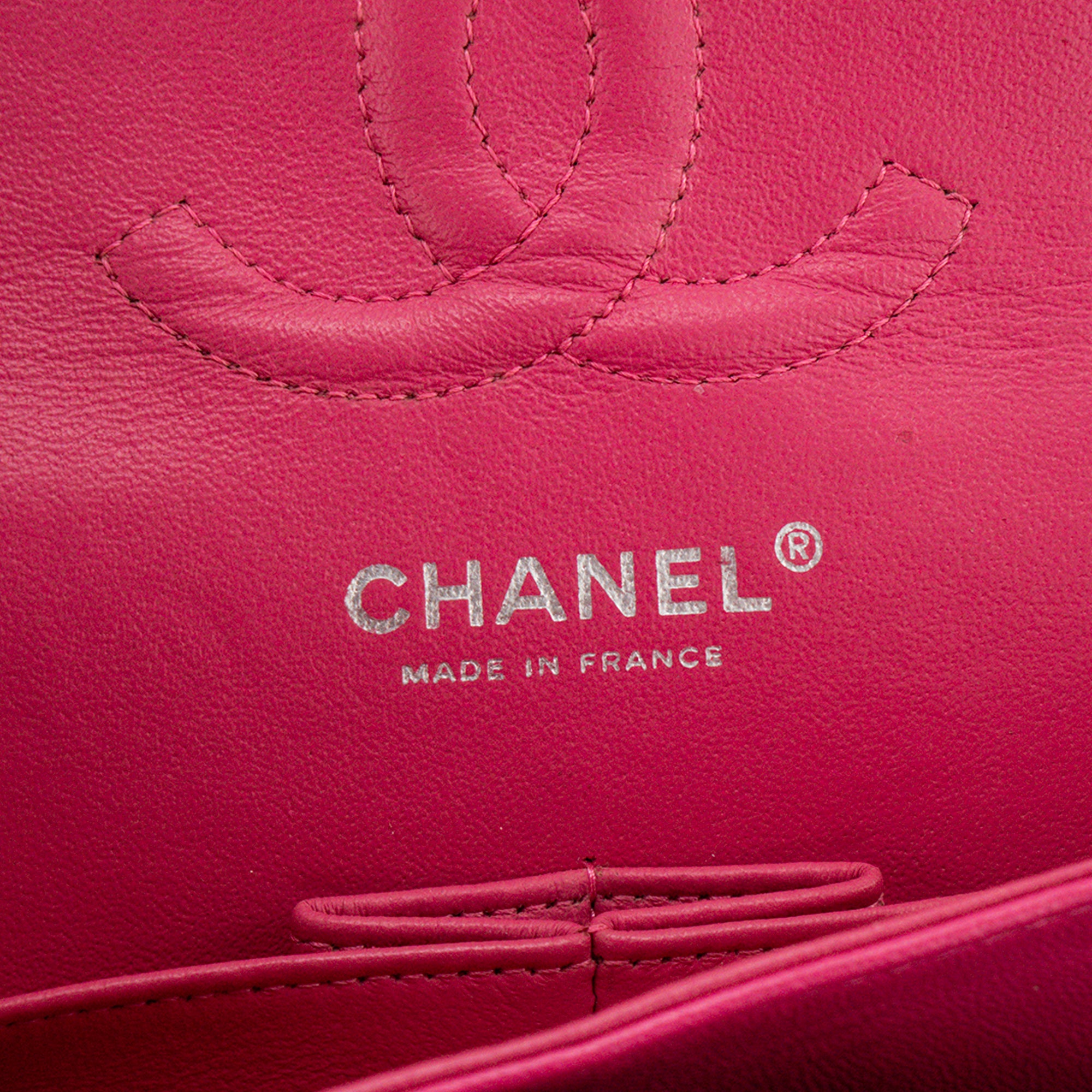 CHANEL - Sac à épaule Classique/Timeless 11.12 Chanel en cuir verni rose irisé