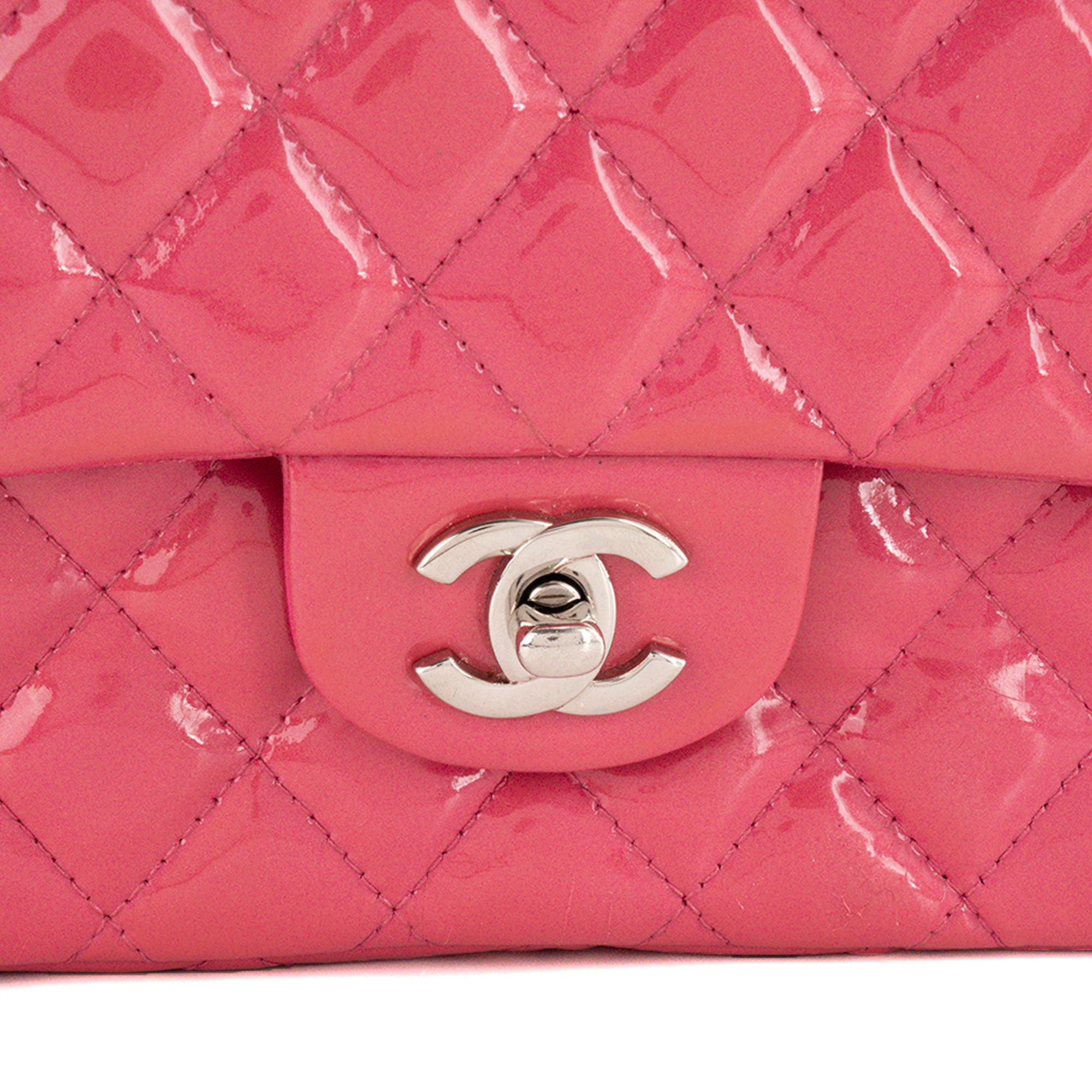 CHANEL - Sac à épaule Classique/Timeless 11.12 Chanel en cuir verni rose irisé
