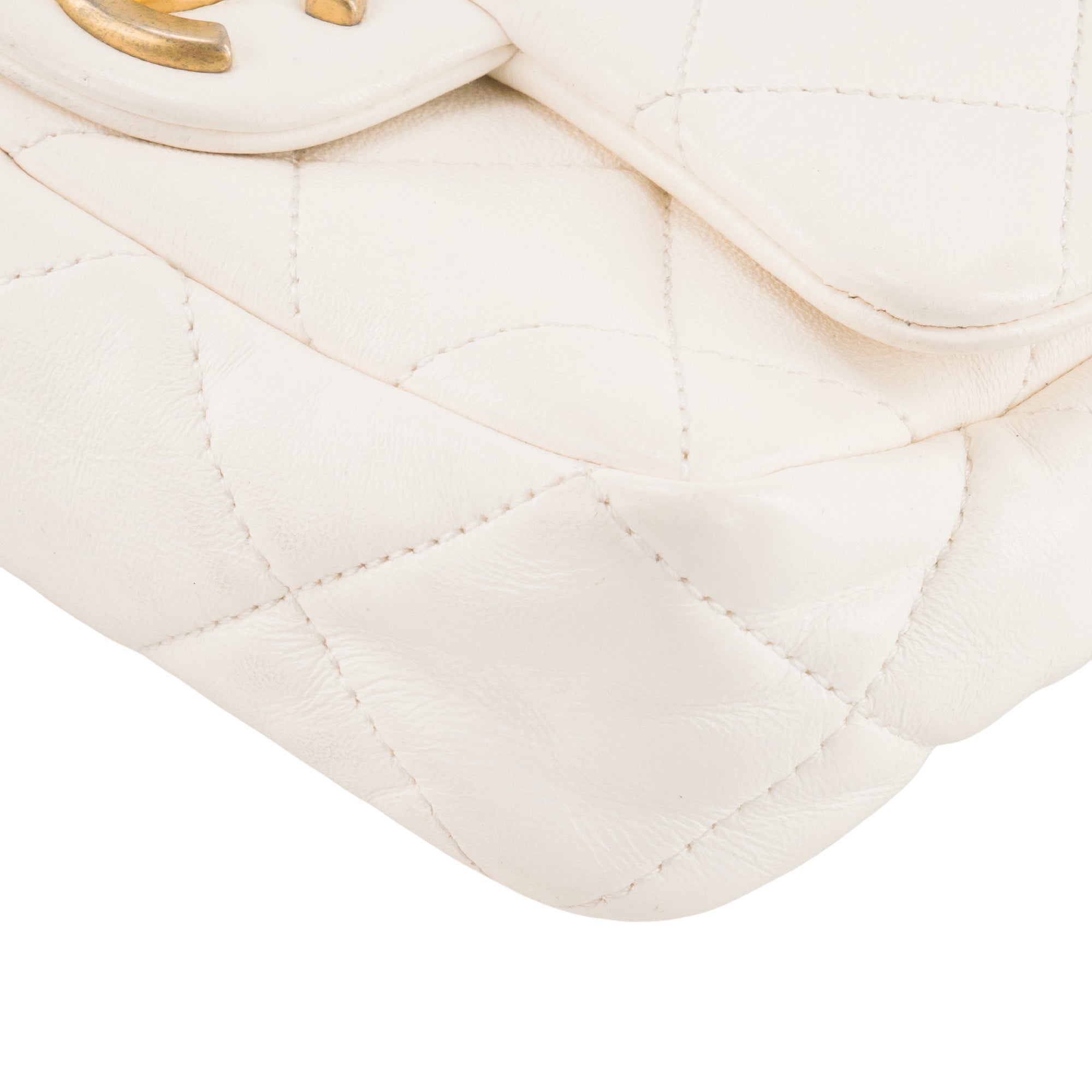 CHANEL - Sac à épaule Classique/Timeless Chain Chanel en cuir froissé blanc