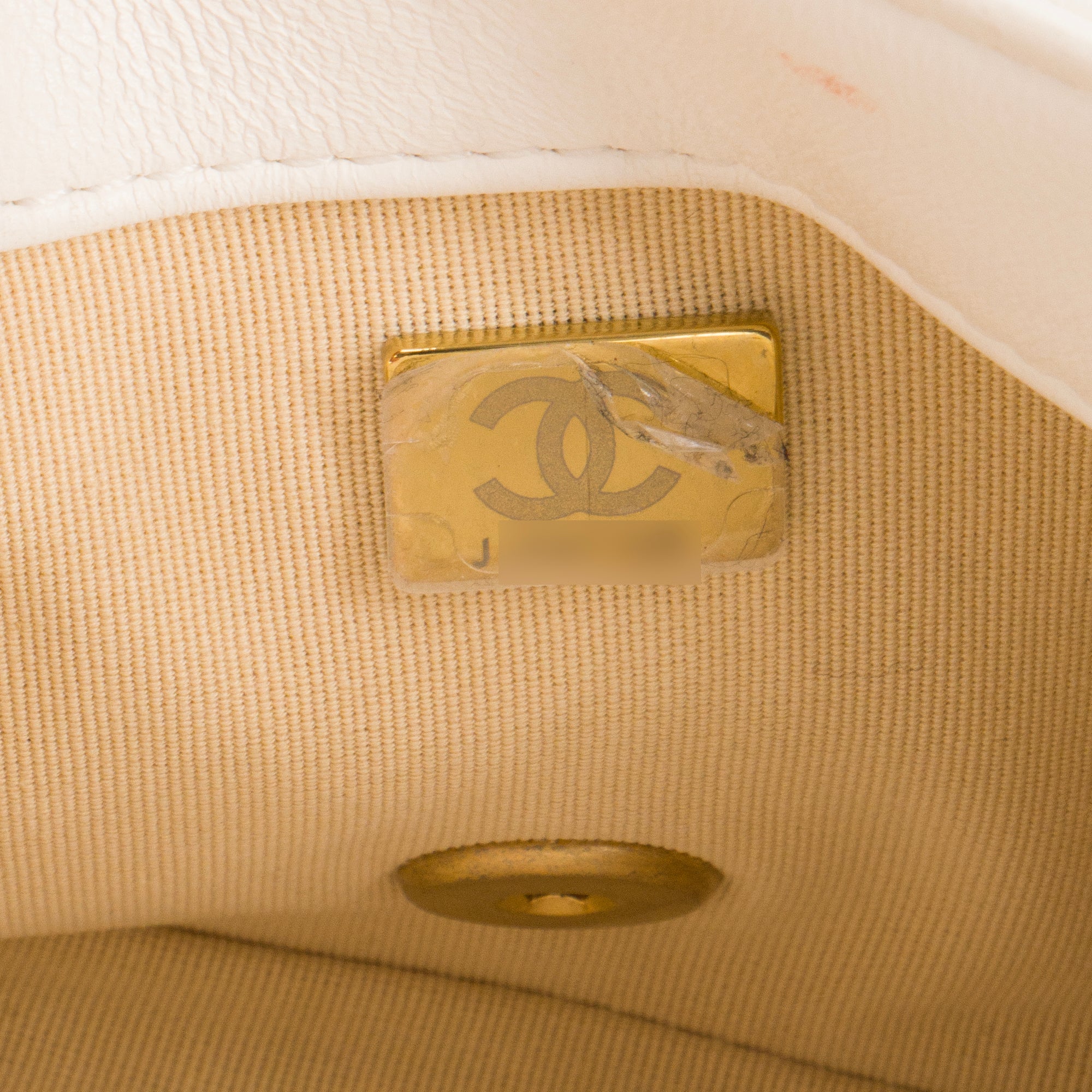 CHANEL - Sac à épaule Classique/Timeless Chain Chanel en cuir froissé blanc