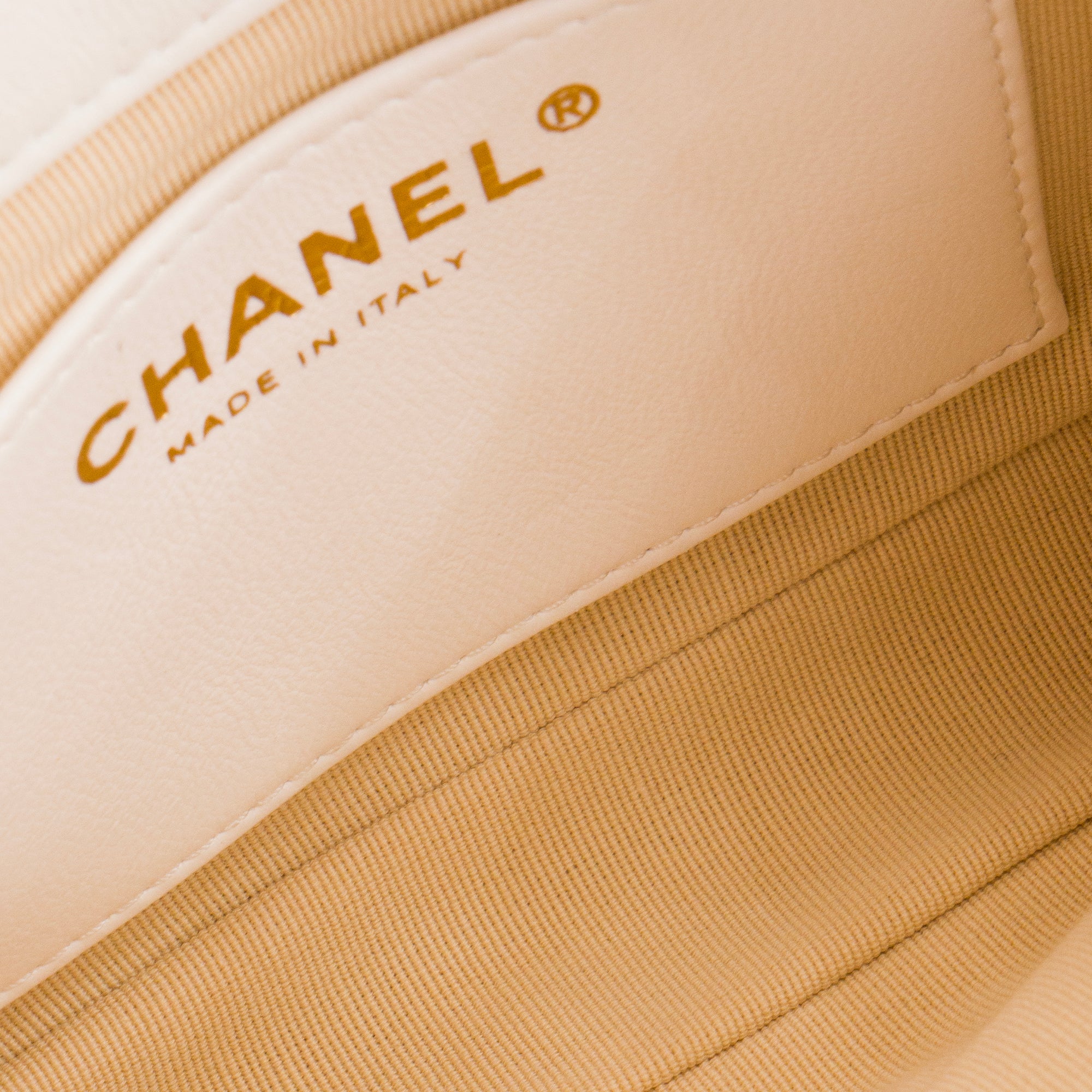 CHANEL - Sac à épaule Classique/Timeless Chain Chanel en cuir froissé blanc