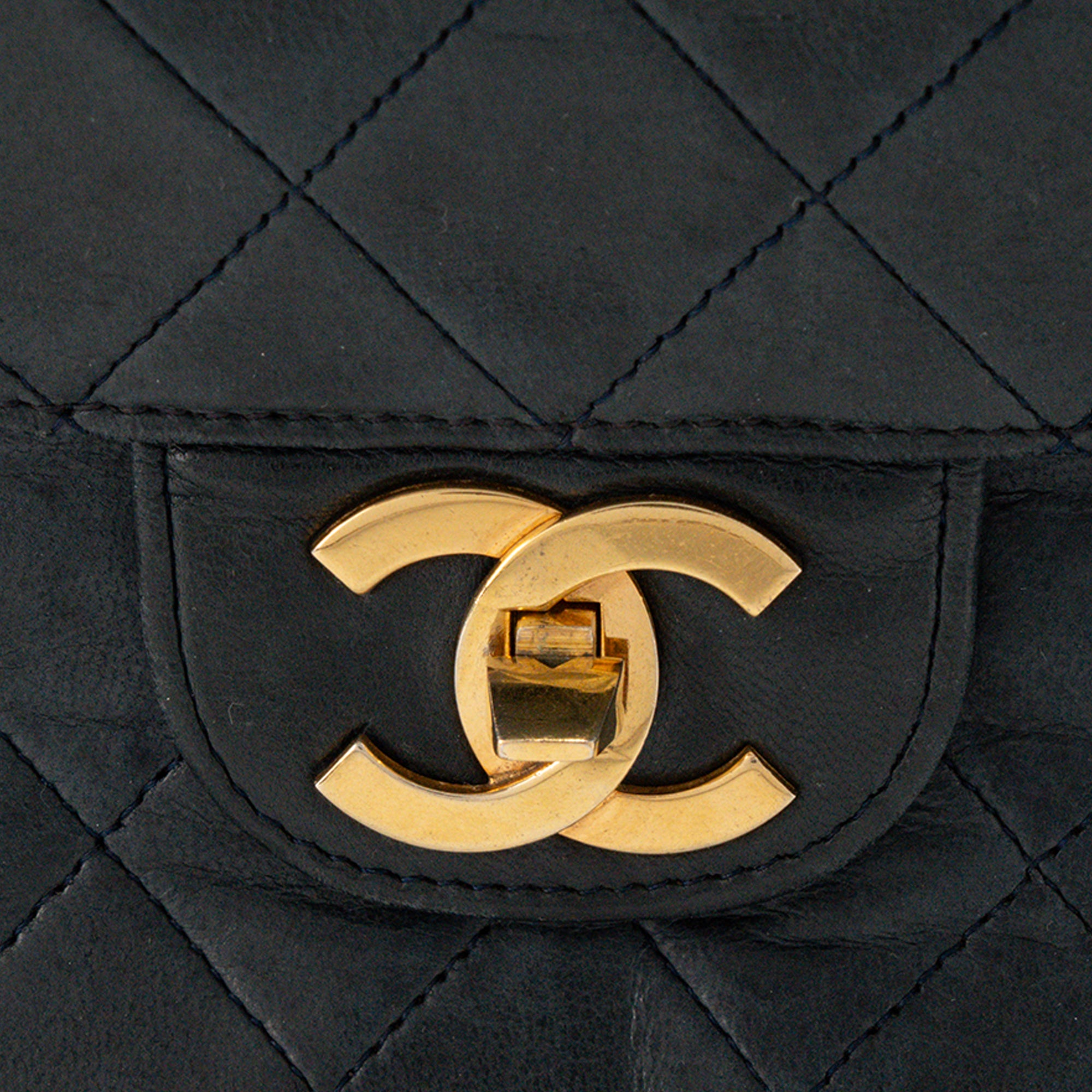 CHANEL - Sac à épaule Classique/Timeless Chanel en cuir lisse bleu vintage