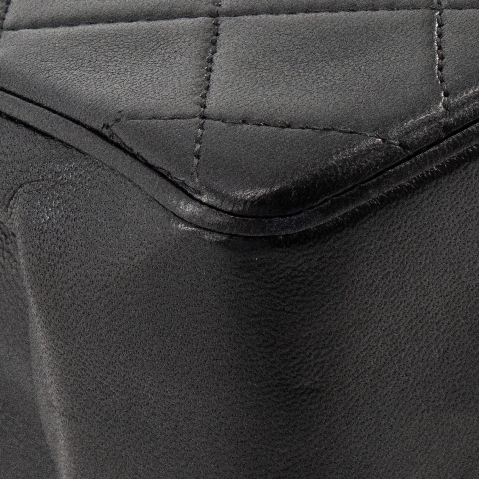 CHANEL - Sac à épaule Classique/Timeless Chanel en cuir lisse noir vintage