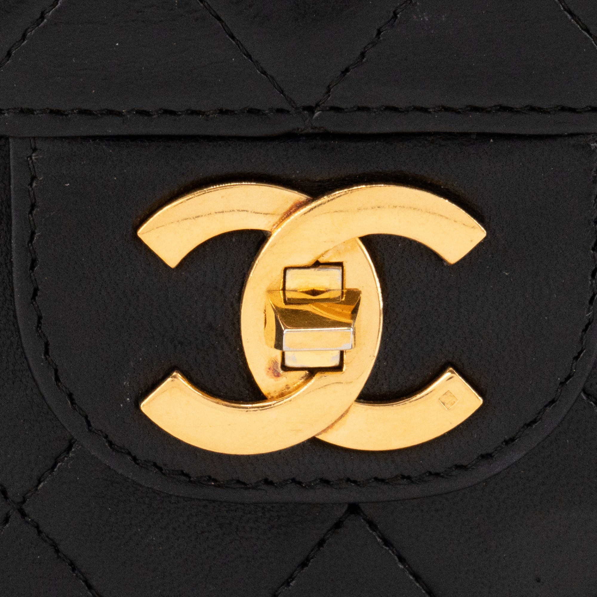 CHANEL - Sac à épaule Classique/Timeless Chanel en cuir lisse noir vintage