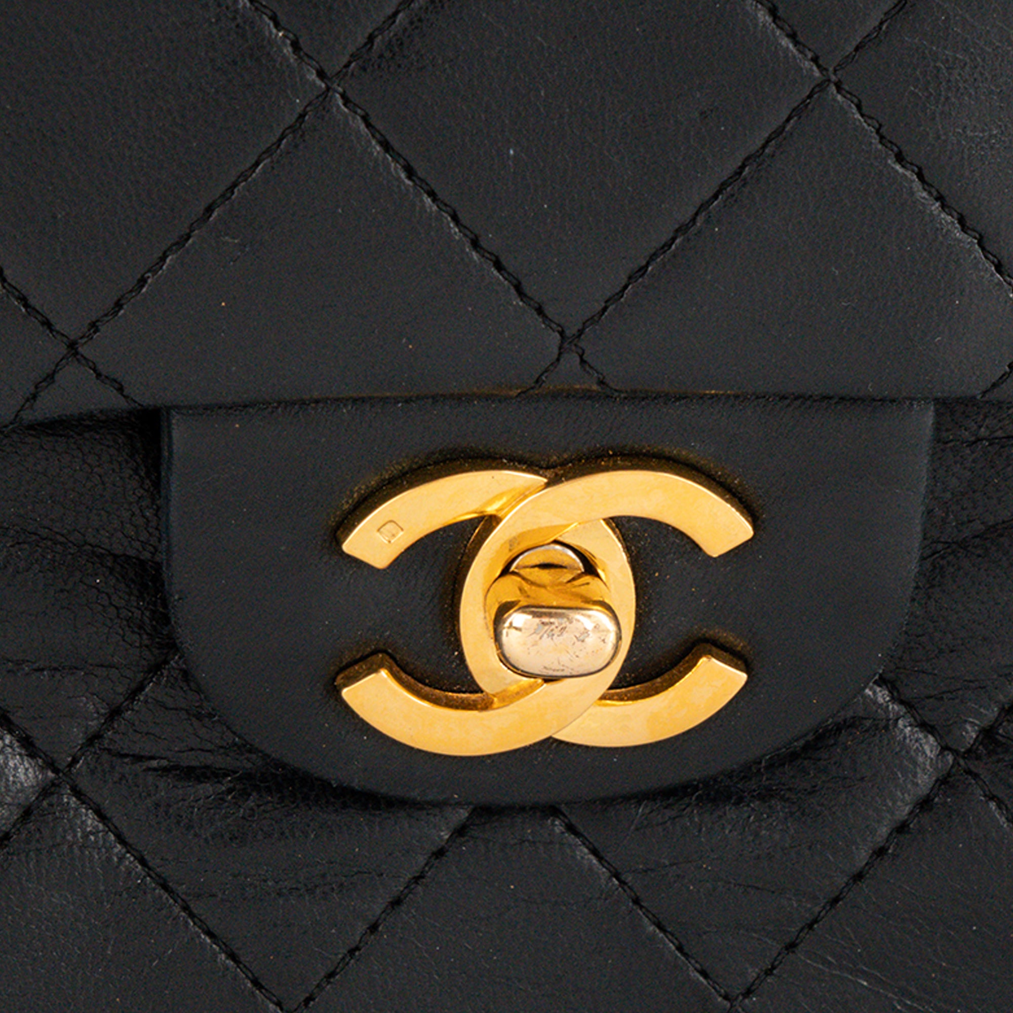 CHANEL - Sac à épaule Classique/Timeless Chanel en cuir lisse noir vintage