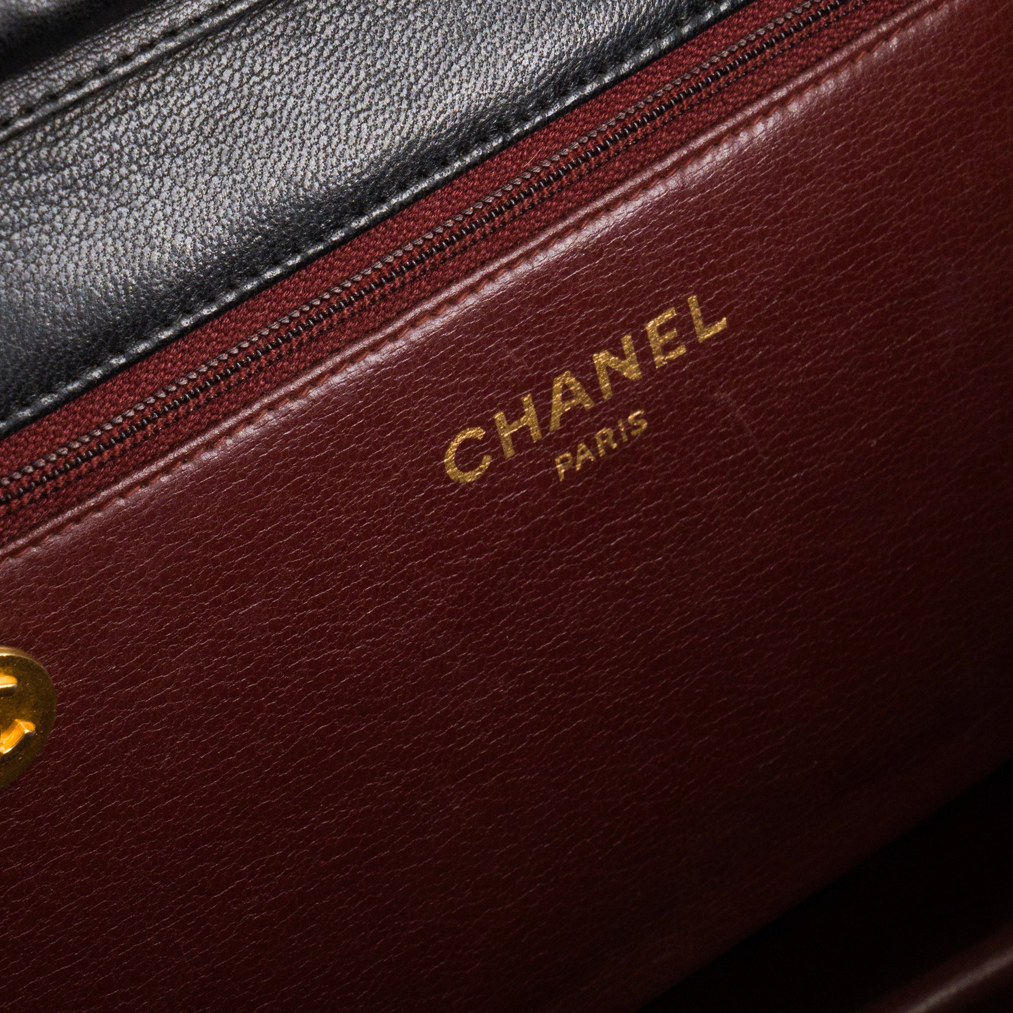 CHANEL - Sac à épaule Classique/Timeless Chanel en cuir lisse noir vintage