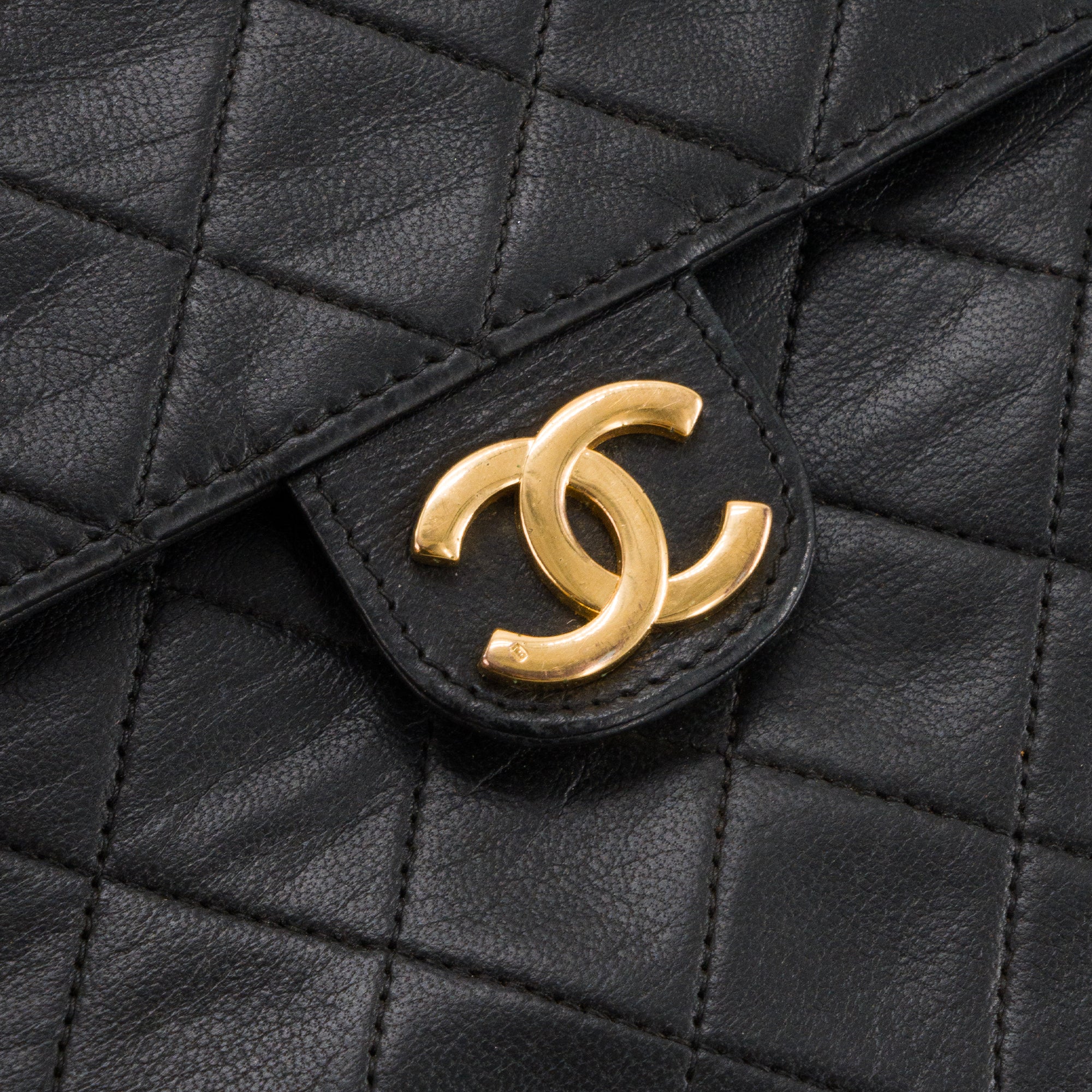 CHANEL - Sac à épaule Classique/Timeless Chanel en cuir lisse noir vintage