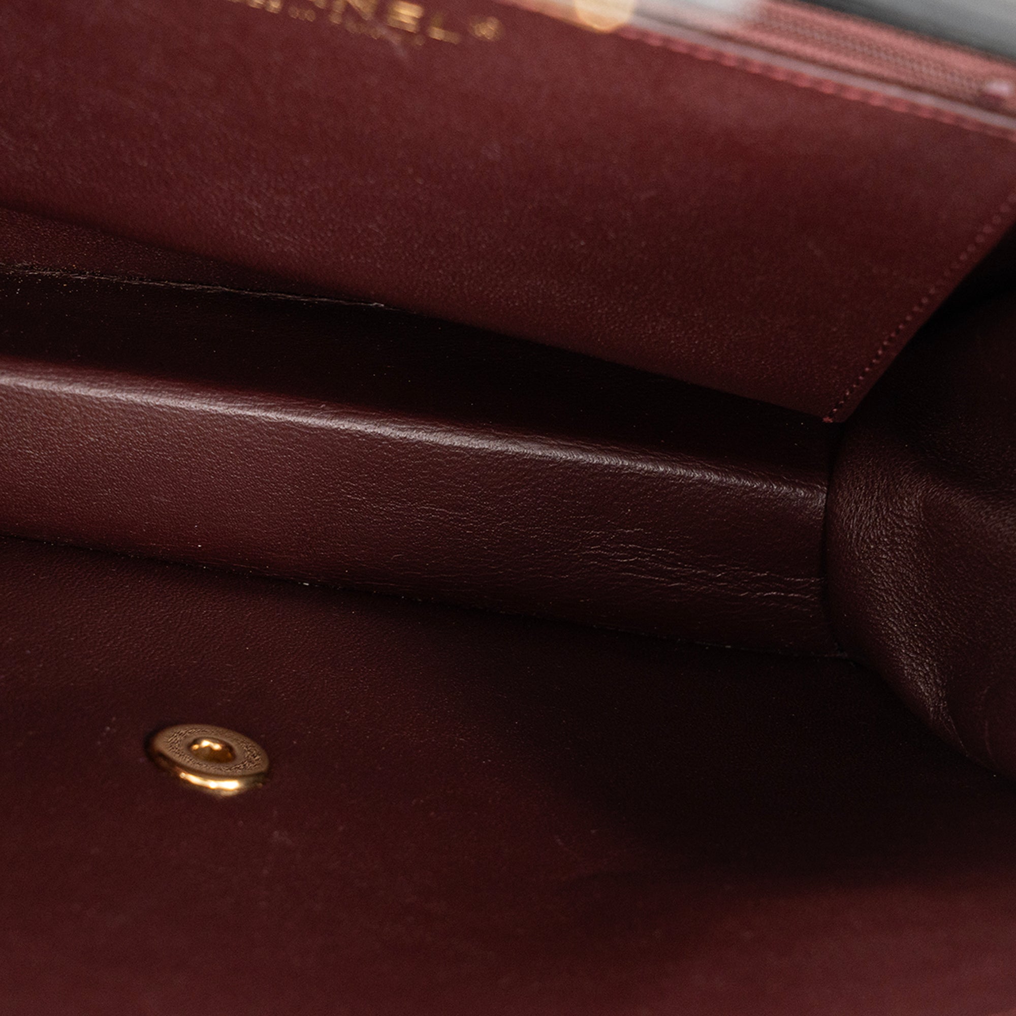 CHANEL - Sac à épaule Classique/Timeless Chanel en cuir lisse noir