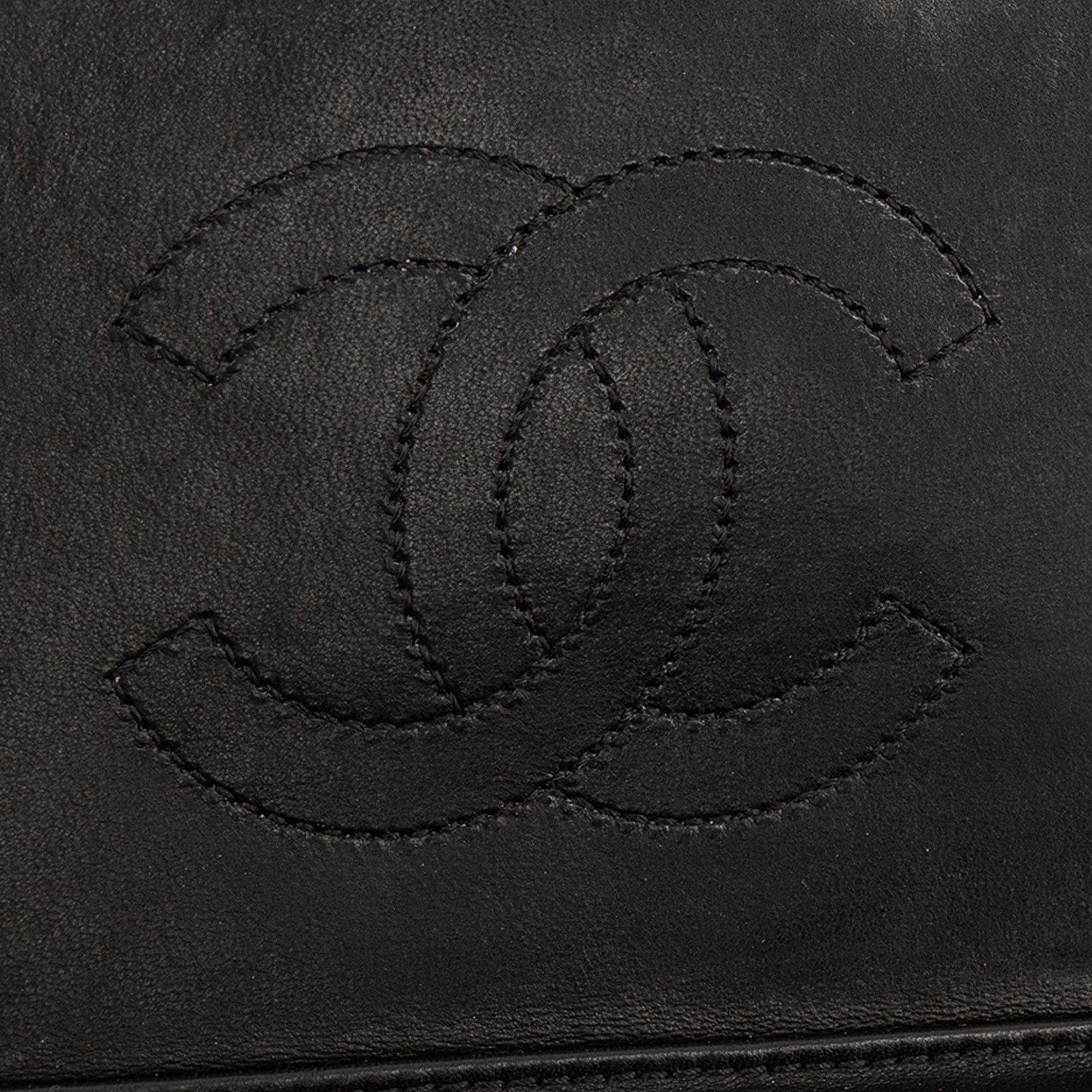 CHANEL - Sac à épaule Classique/Timeless Chanel en cuir lisse noir