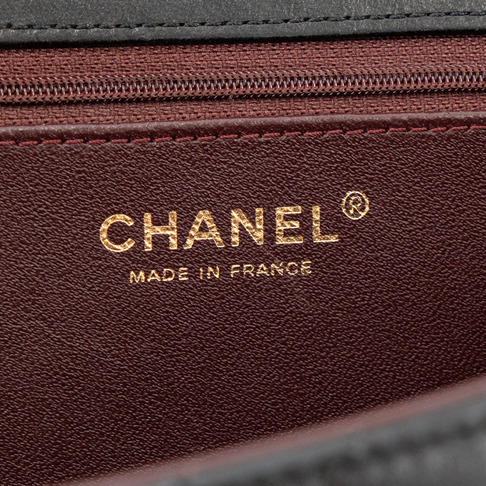 CHANEL - Sac à épaule Classique/Timeless Chanel en cuir lisse noir